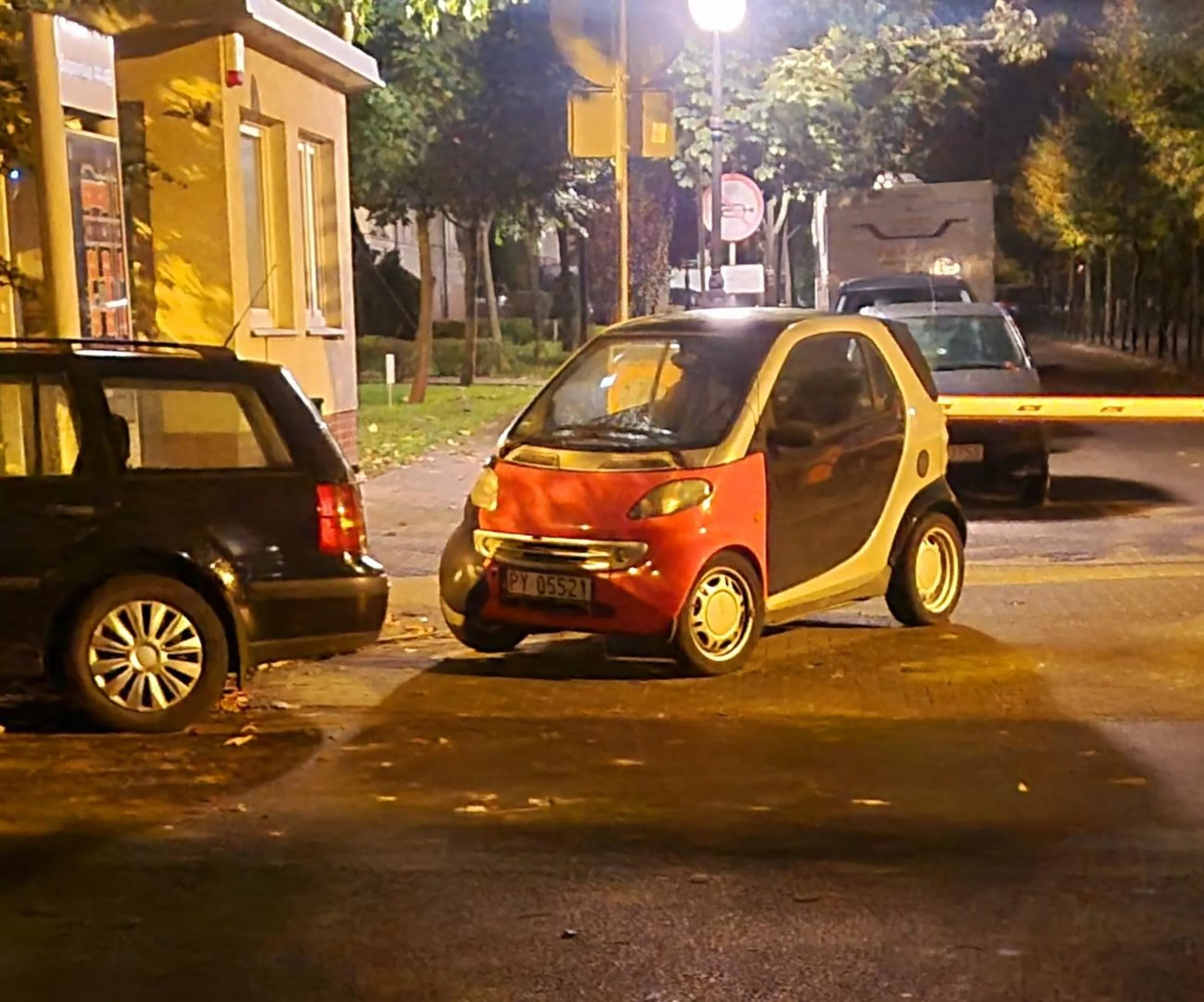 Zabieraj tego rupiecia bo przejść chodnikiem nie idzie. (Saperska Poznań)