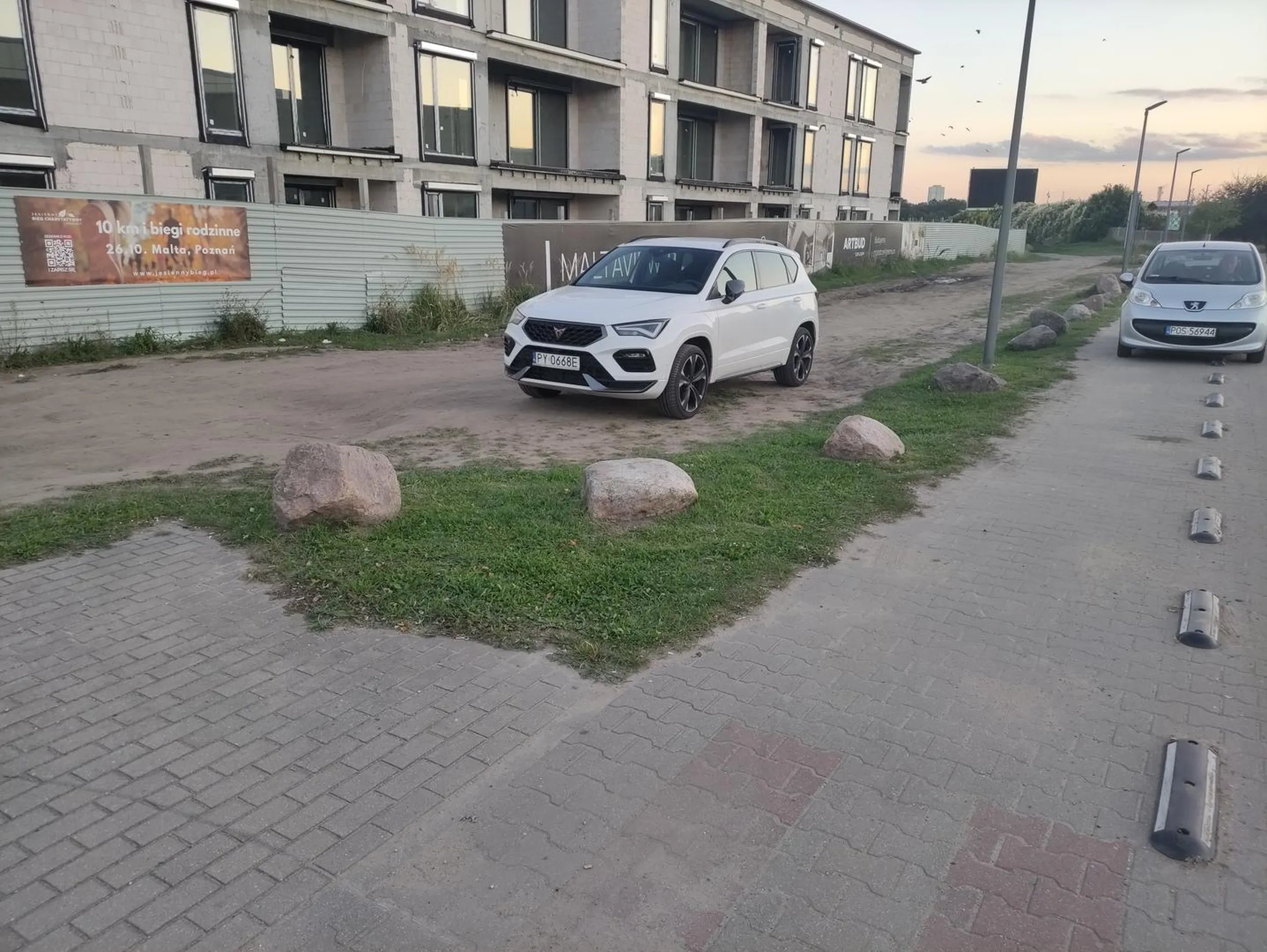 Serio, tak szkoda 8 zł na parking i zostawiać auto błocie, tfu terenie zielonym?