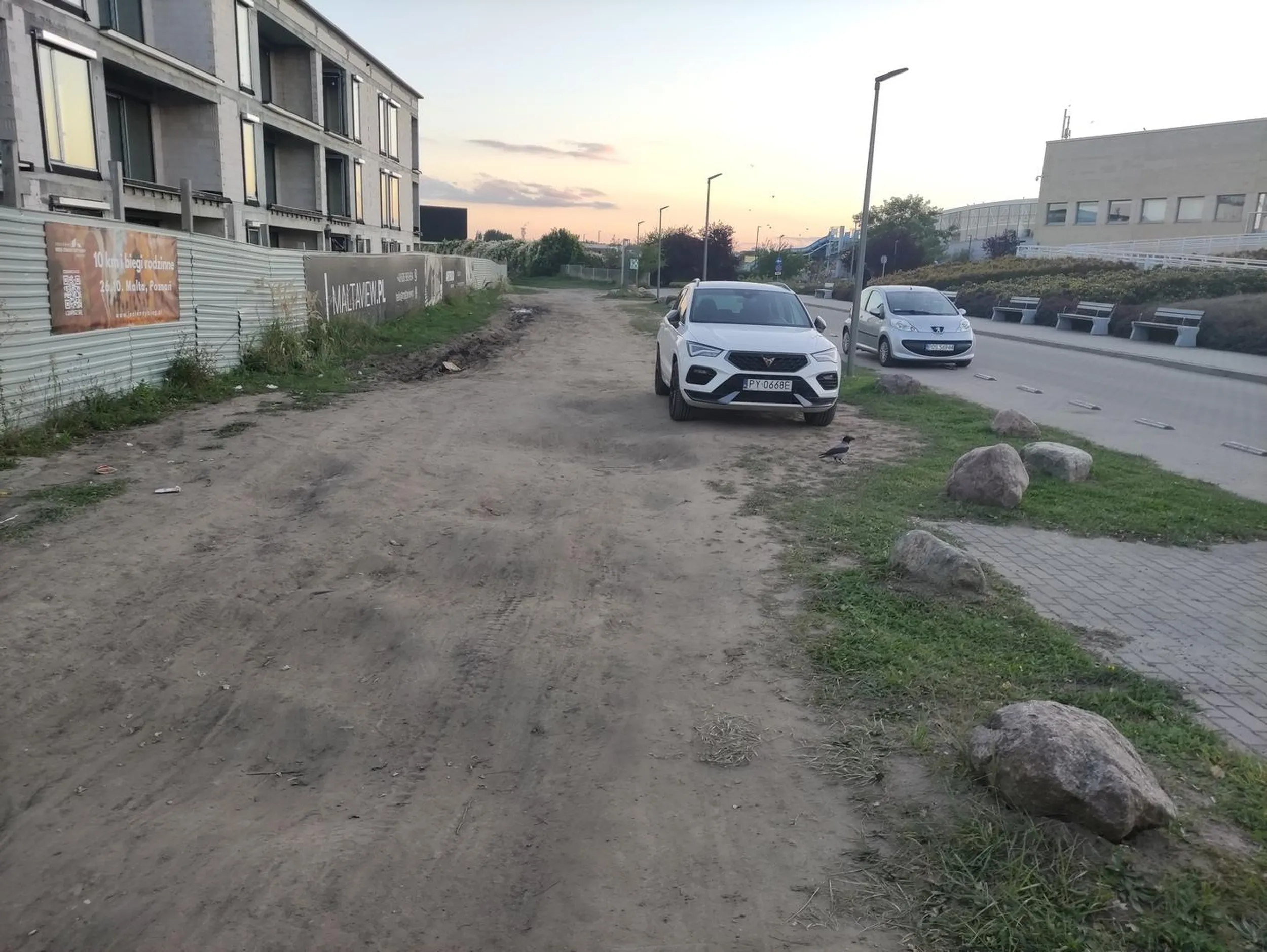 Serio, tak szkoda 8 zł na parking i zostawiać auto błocie, tfu terenie zielonym?