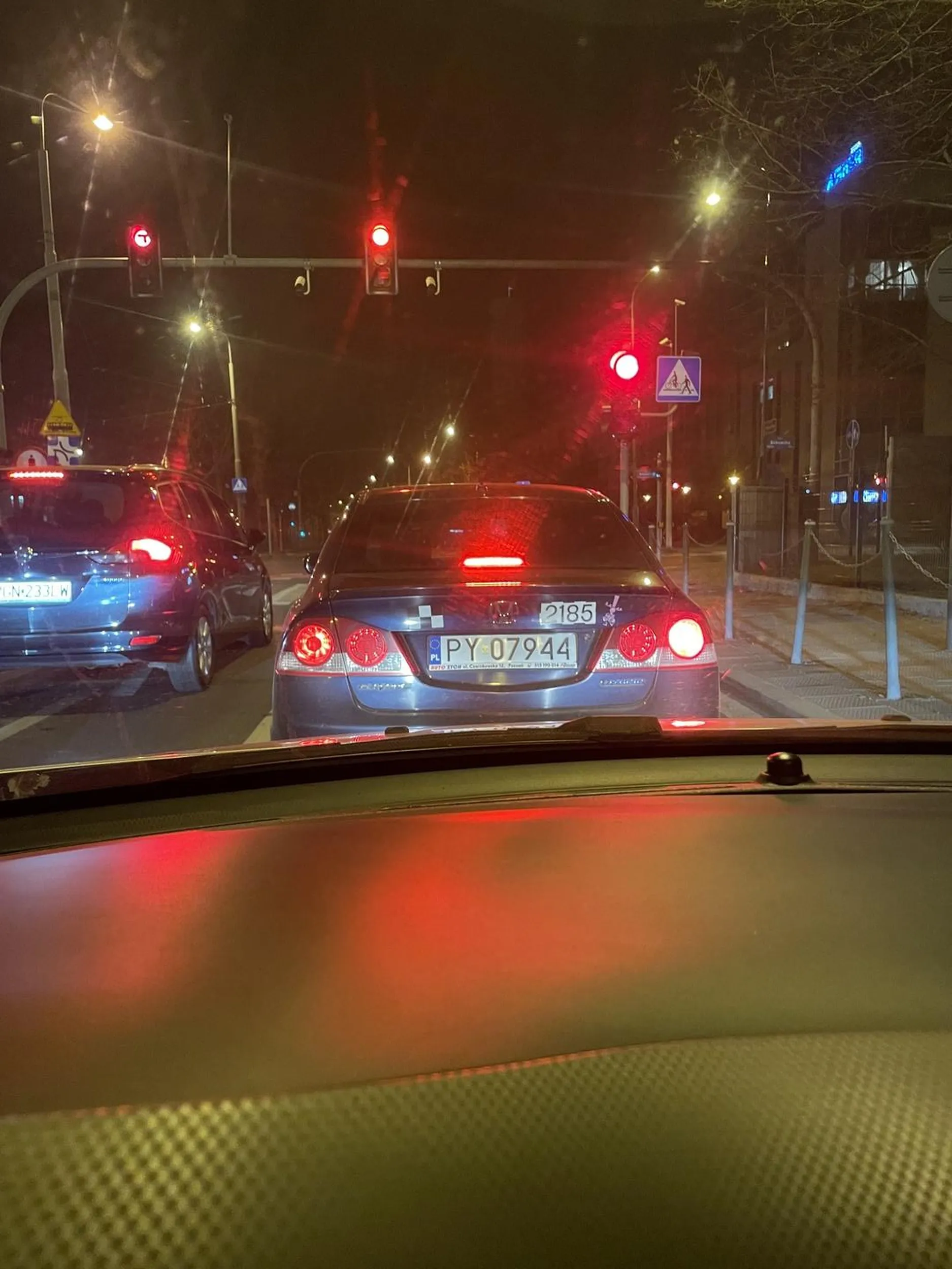 Ledwo uniknęły wypadek, zajeżdża drogę i udaje, ze nie wie o co chodzi. Bardzo nie polecam!