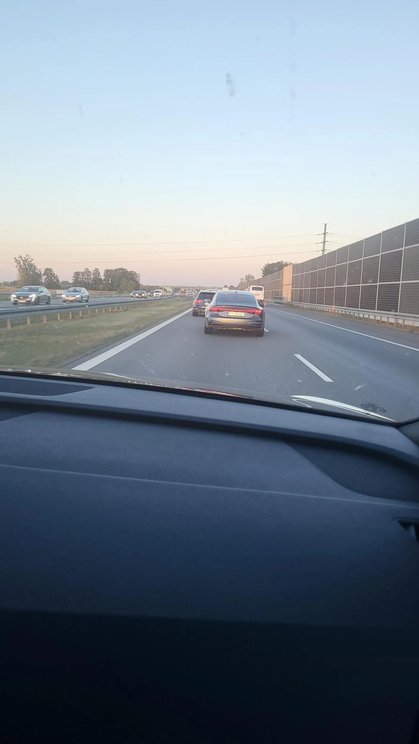 Kolego w audi, na autostradzie nie zajeżdża się drogi zmuszając do hamowania i nie dłubie się w nosie. Pisanie na telefonie też radzę zostawić na inną okazję.