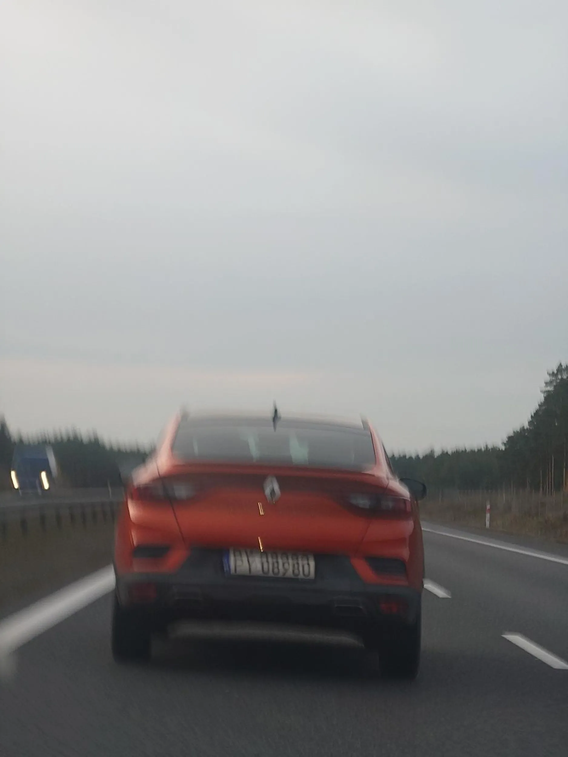 Gościu jakiś zakompleksiony, najarany albo szuka problemu, zajeżdża drogę i jedzie całą szerokością drogi bo go nie wolno wyprzedzić. Foto niewyraźne bo trzeba było się skupić na unikaniu go