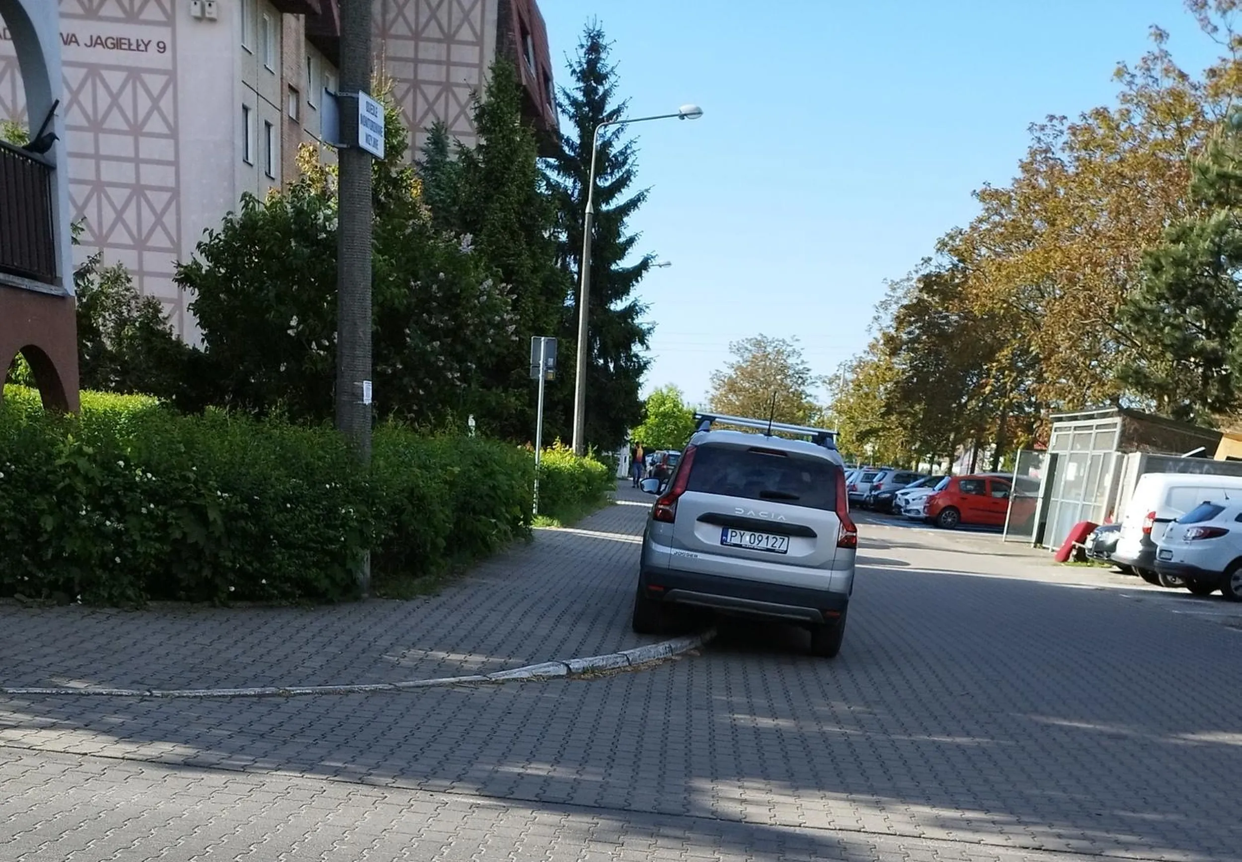 Parkowanie poza wyznaczonym miejscem i na skrzyzowaniu.