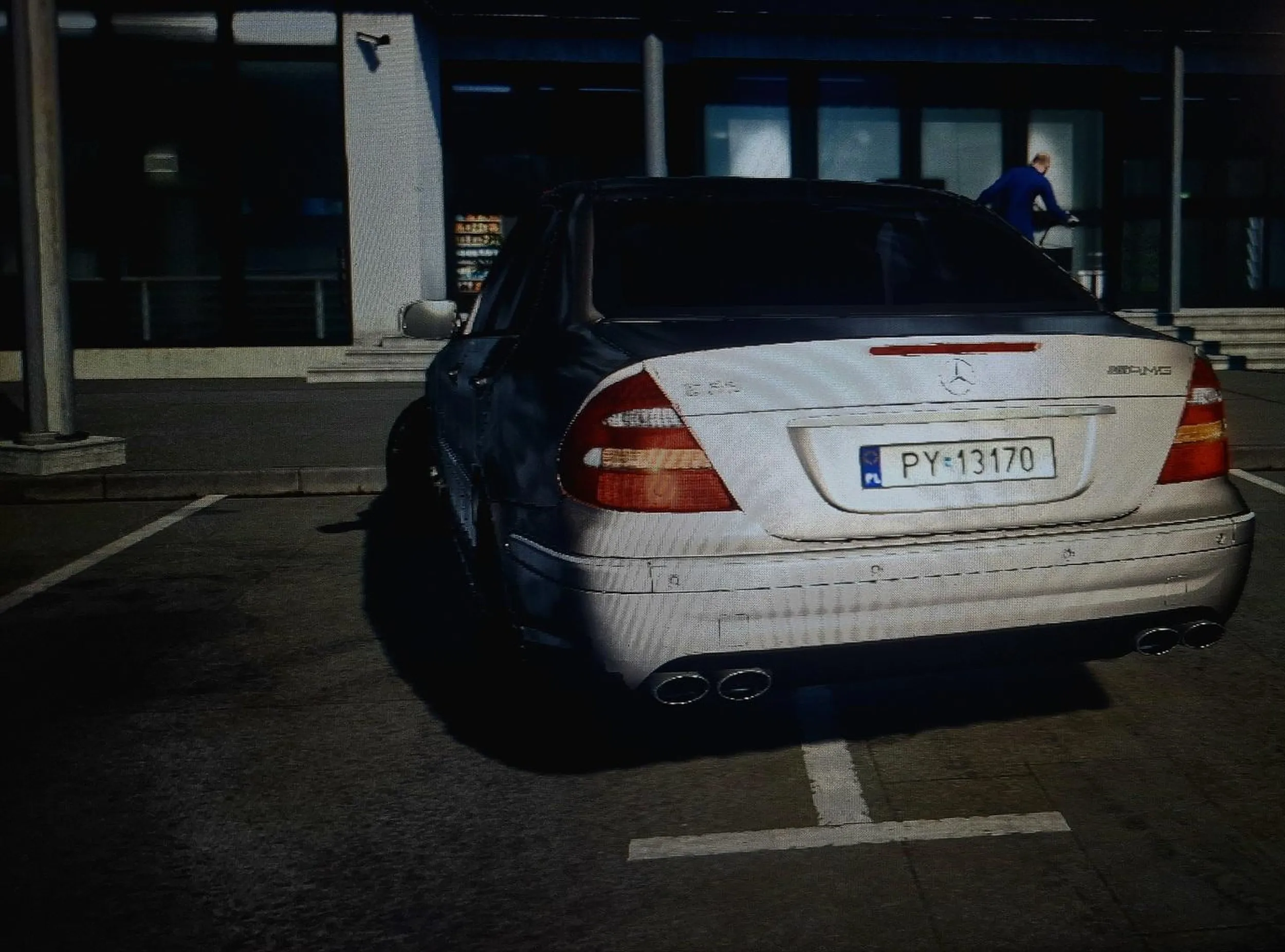 Bardzo ładny Mercedes, choć parkowanie nie za dobre. ?