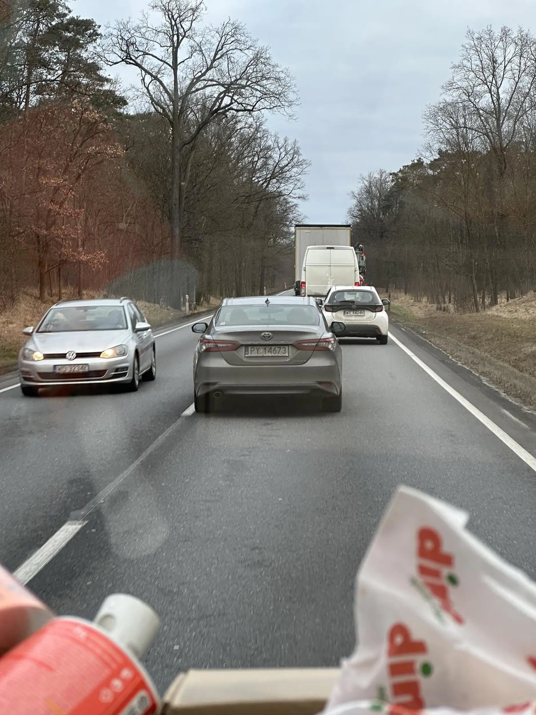 Kolega jeździ slalomem i wyprzedza na 6stego