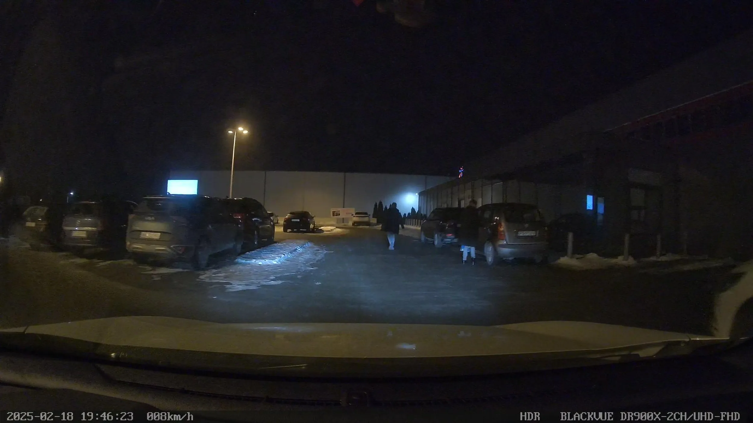 Pół parkingu paniusia szła środkiem drogi i trzeba było ją odprowadzić pod sam samochód. Nie trąbiłem z ciekawości kiedy zaiskrzą jej te trzy komórki mózgowe widząc światła samochodu jadącego za jej plecami... nie zaiskrzyły.