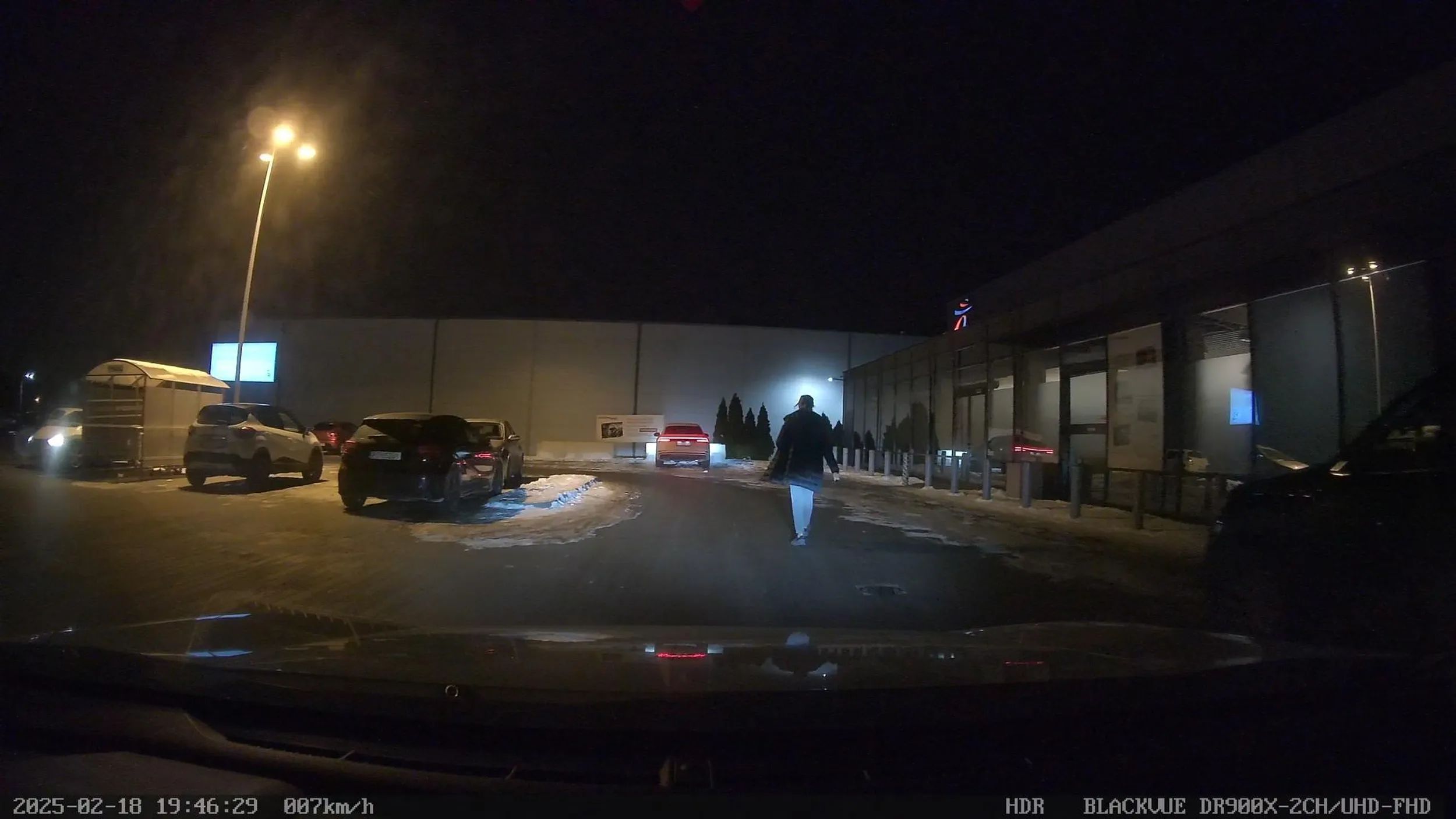 Pół parkingu paniusia szła środkiem drogi i trzeba było ją odprowadzić pod sam samochód. Nie trąbiłem z ciekawości kiedy zaiskrzą jej te trzy komórki mózgowe widząc światła samochodu jadącego za jej plecami... nie zaiskrzyły.