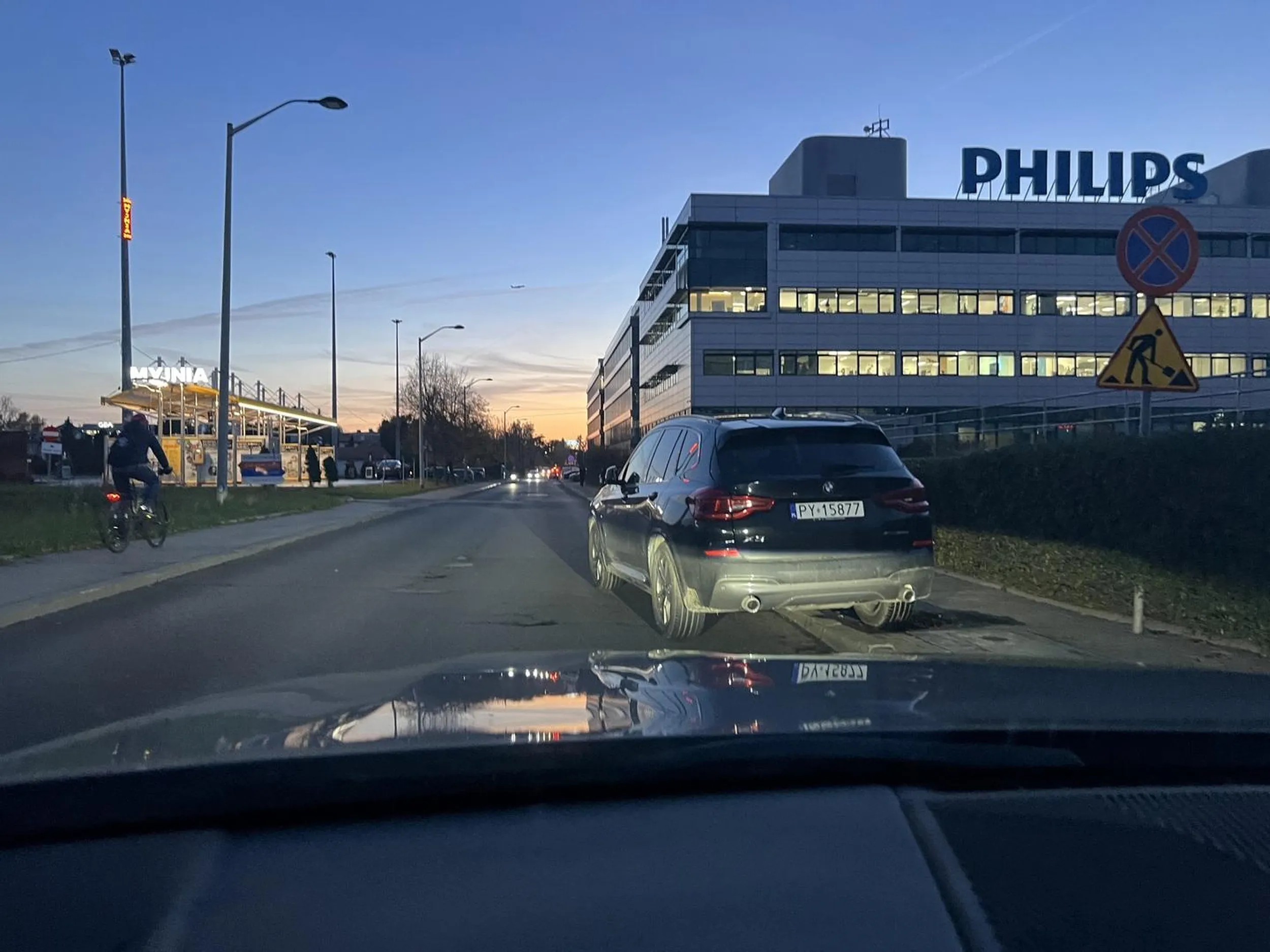 Pięknie porzucone autko, kierowca nawet nie wysilił się, żeby je równo postawić na skutek czego nie da się minąć z autami z naprzeciwka.