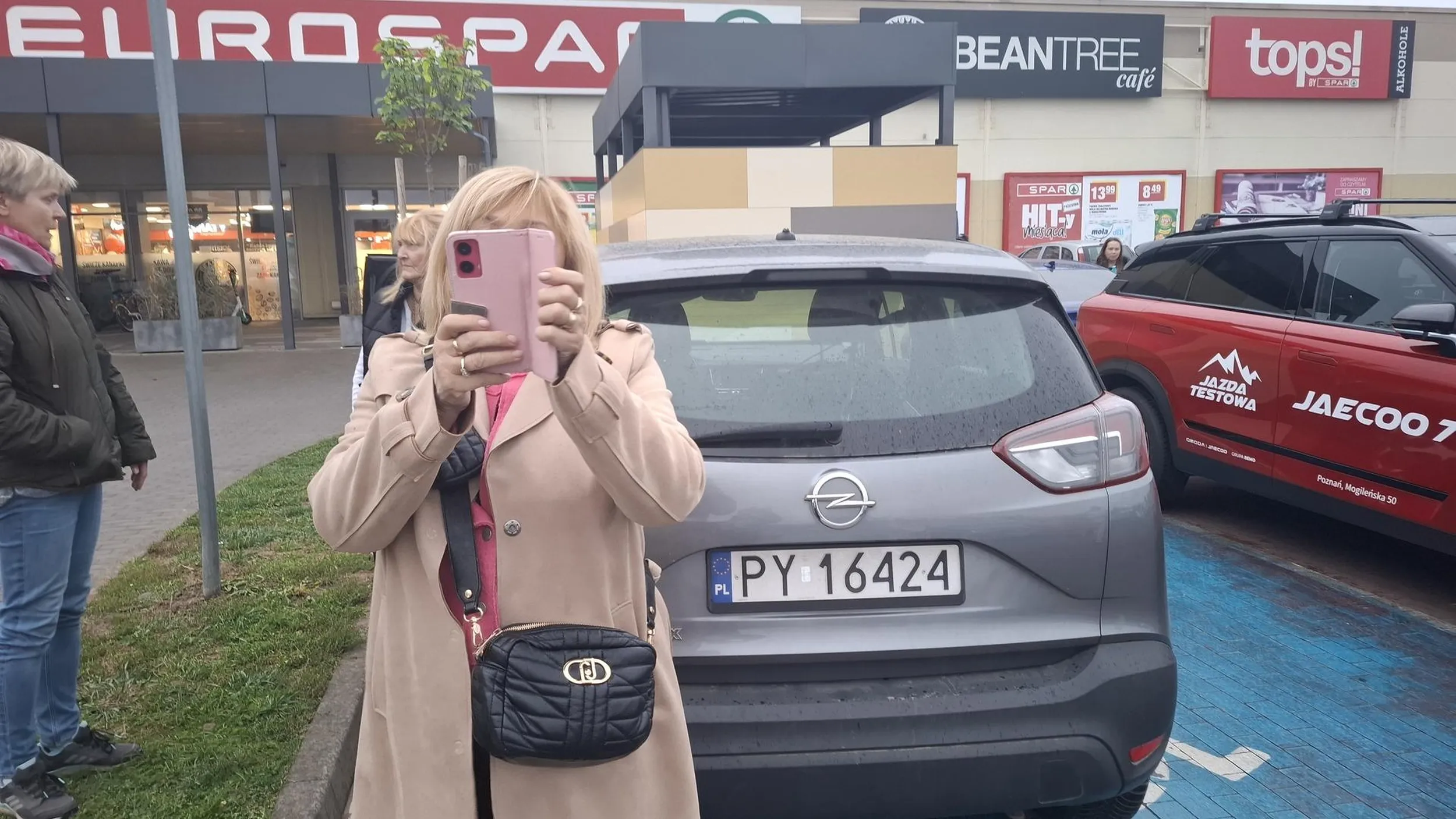 Staje na miejscu dla niepelnosprawnych, a po zwróceniu uwagi pyta sie mnie kim ja jestem żeby jej zwracać uwagę i zaczyna nagrywać z informacją że wyśle to na policję