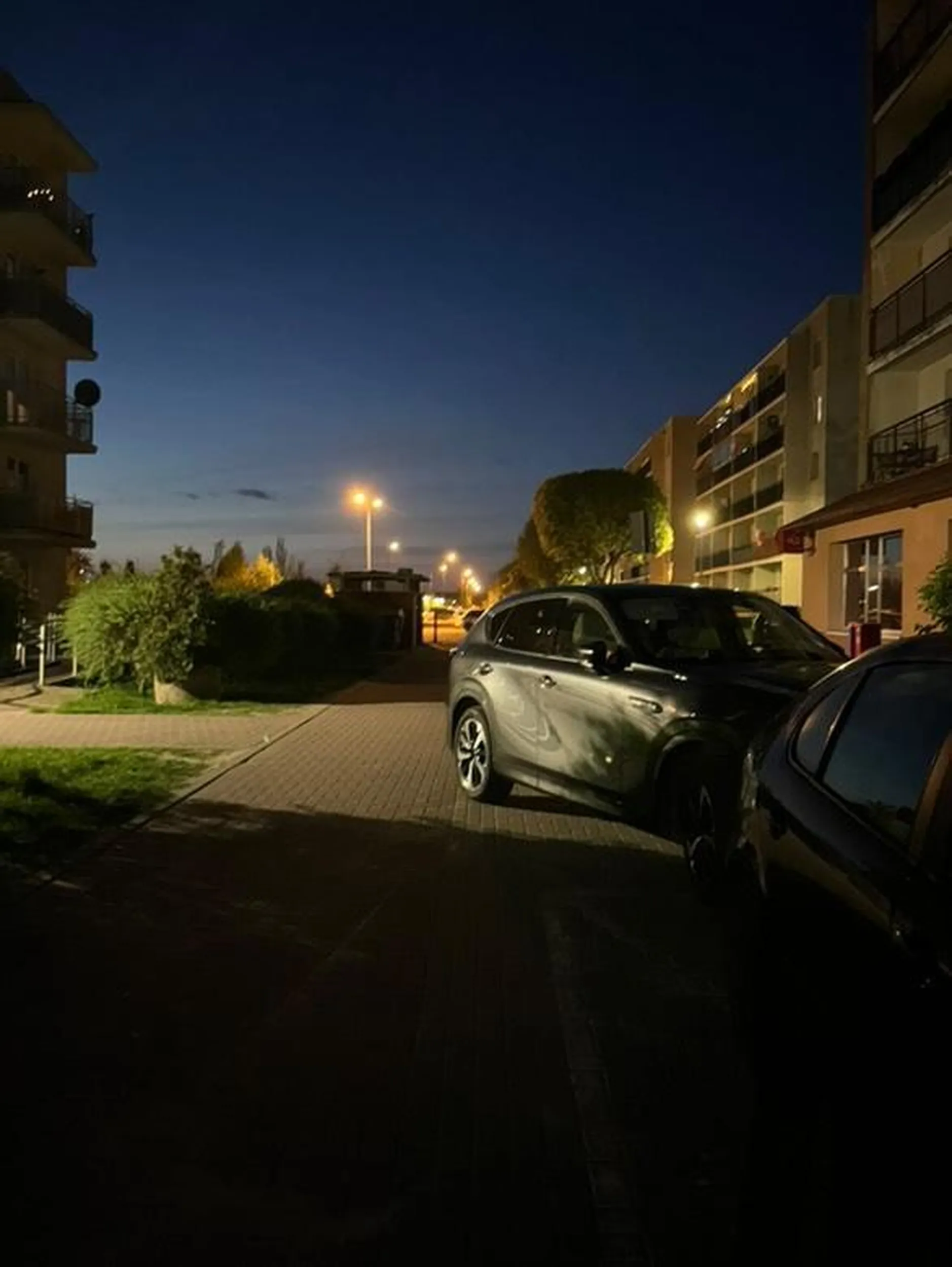 Kierowca krul szos co myśli, że mu wszystko wolno... Czy może niespełna rozumu? Nie dość, że blokuje chodnik, dwa samochody i dojazd do kolejnych miejsc parkingowych pod blokiem, to jeszcze stoi na chodniku. Wstyd i hańba