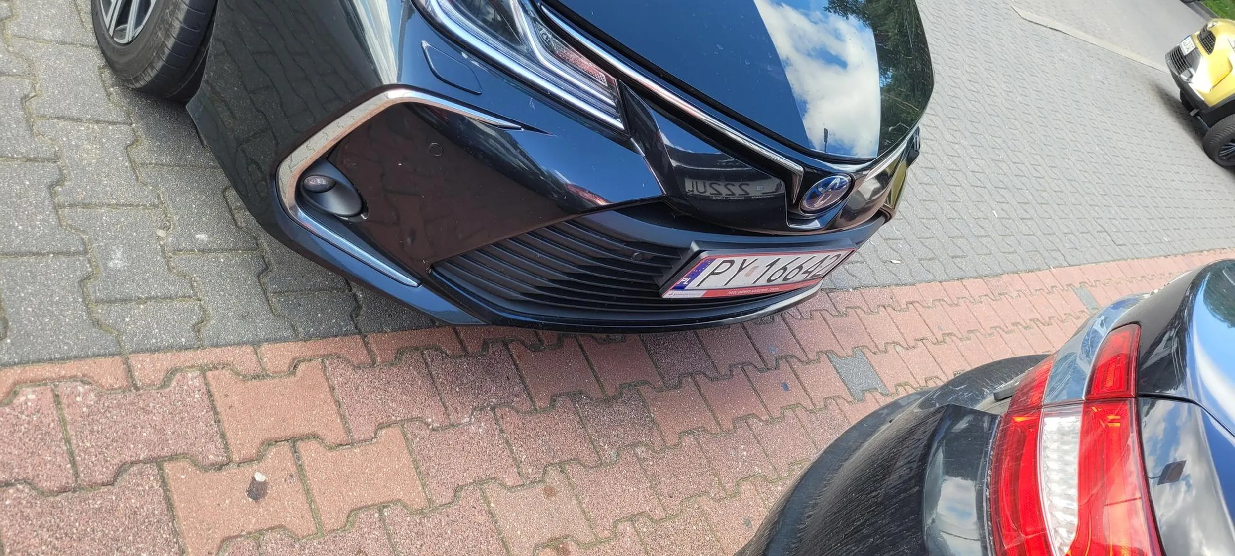 Kierowca bez myślenia. Zastawione auto na parkingu przy mcdonald (S3). Auta ciężarowe musiały się przestawiać, żeby można było przejechać. Włącz myślenie.