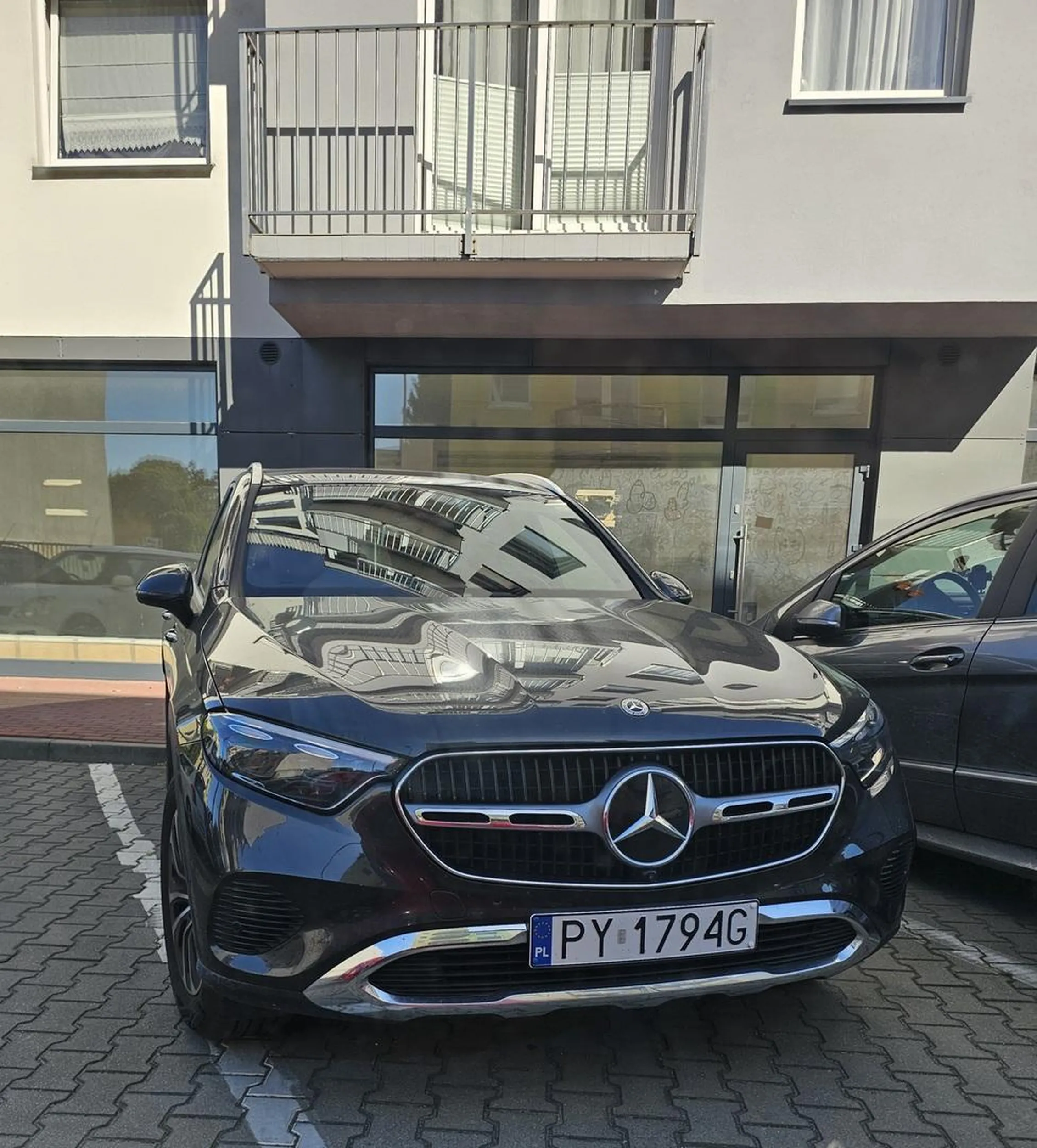 Jak już parkujesz tyłem na jednokierunkowej to jeszcze mocniej te koła skręć bo jakoś dało się wyjechać.