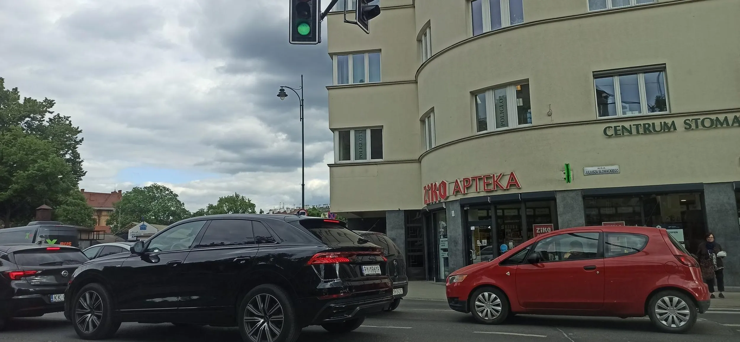 Bezmyślny kierowca Zablokował skrzyżowanie na 2 zmiany świateł.