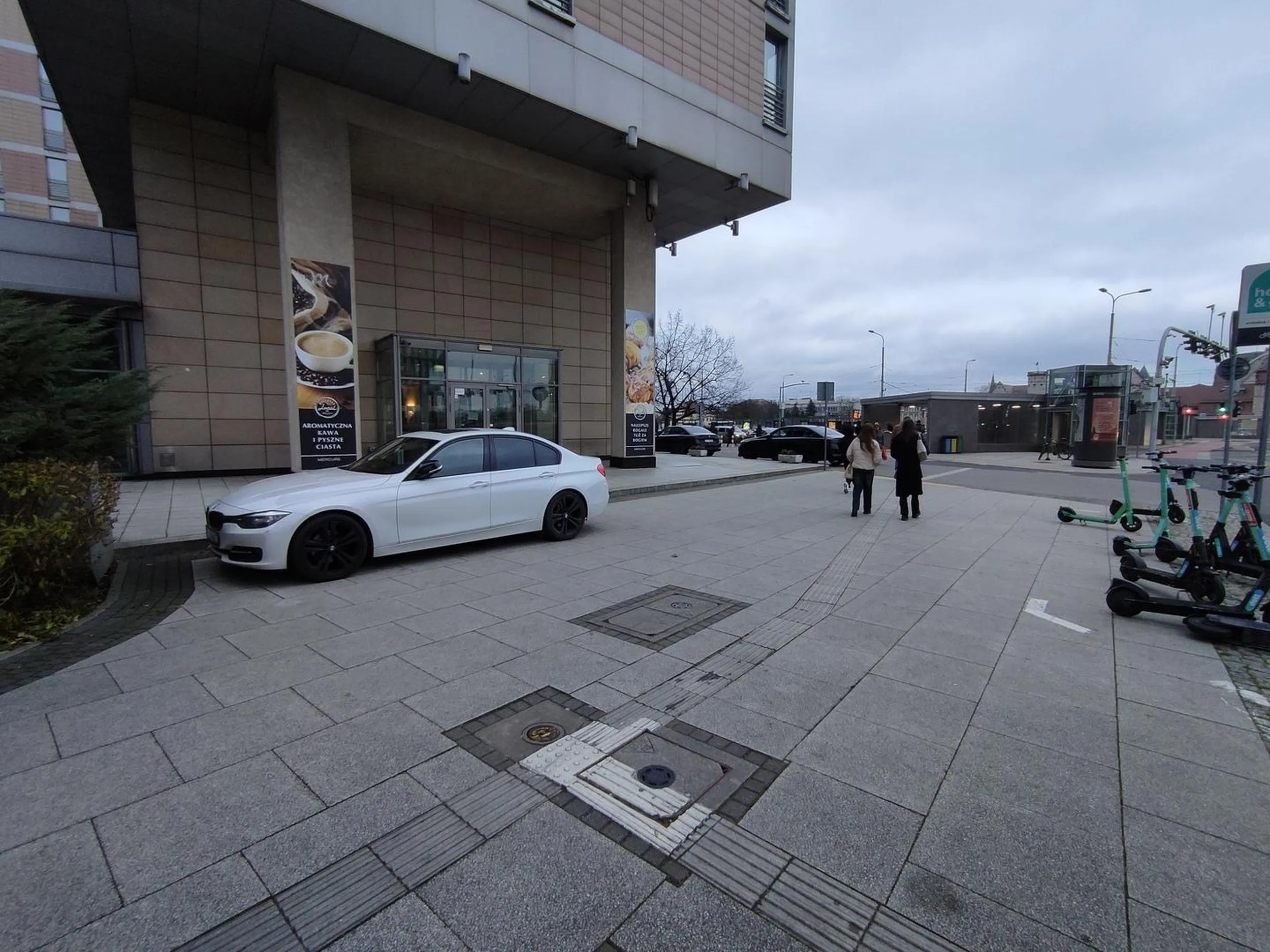 Bliżej się nie dało wjechać pod ten hotel?!? Przecież obok jest parking dla klientów! Jeżeli nie stać cię żeby zapłacić kilka złotych, to przesiądź się do Seicento, żeby było widać, że trafiło na biednego. P.S. Zgłoszone do SM.