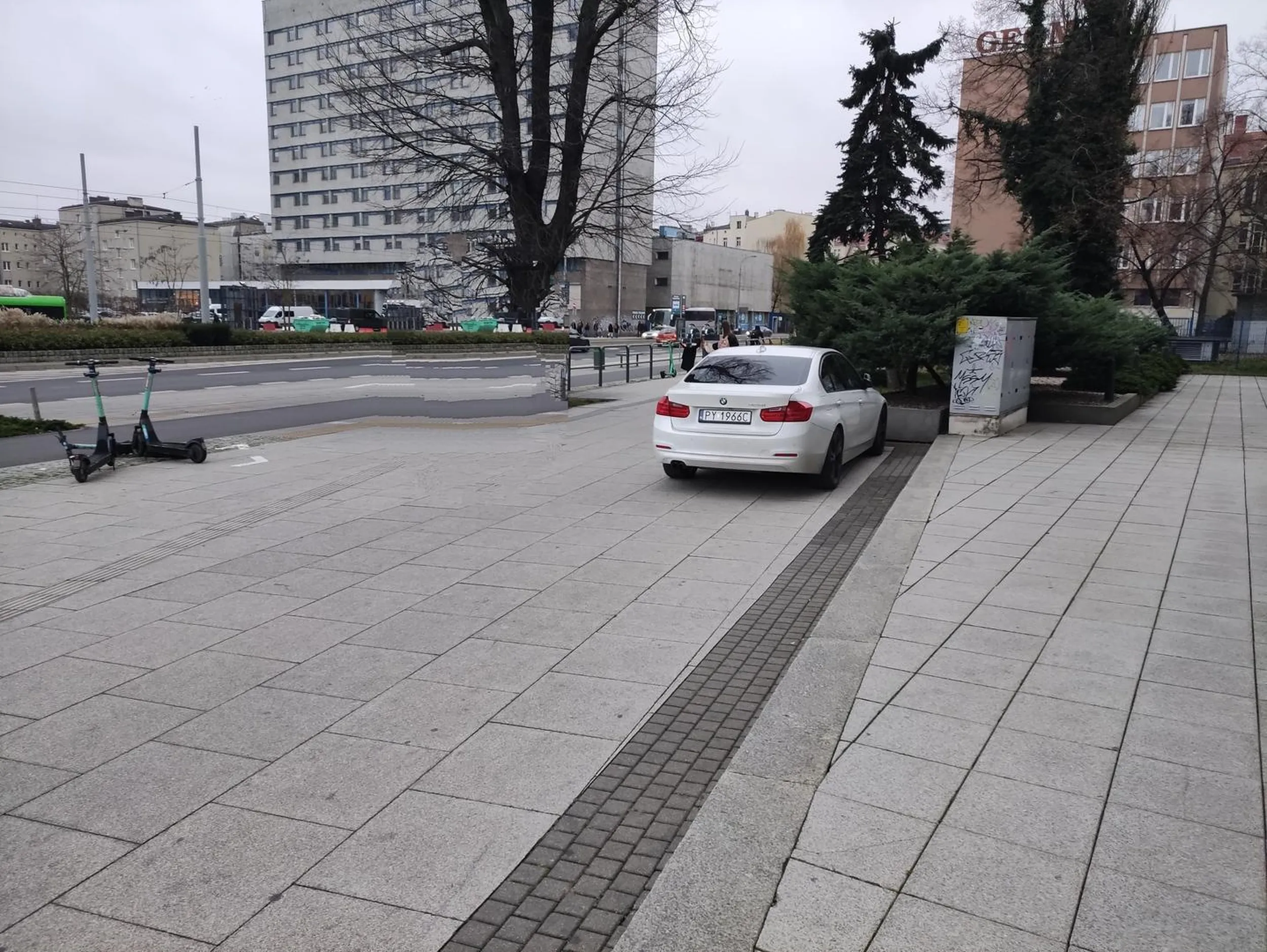 Bliżej się nie dało wjechać pod ten hotel?!? Przecież obok jest parking dla klientów! Jeżeli nie stać cię żeby zapłacić kilka złotych, to przesiądź się do Seicento, żeby było widać, że trafiło na biednego. P.S. Zgłoszone do SM.