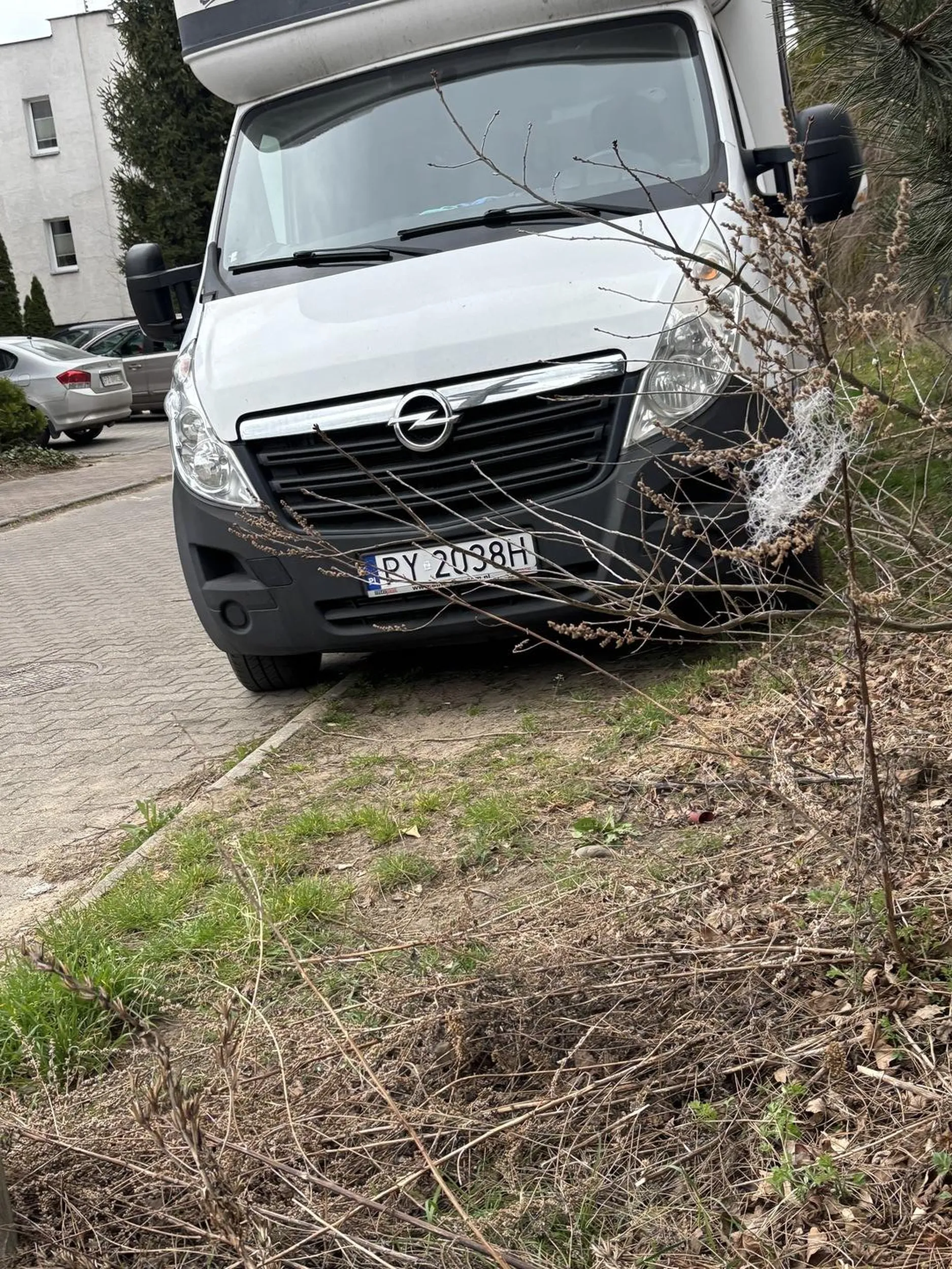 Porzucił auto - nie rusza od kilku tygodni. Niszczy zieleń, stoi przy skrzyżowaniu i przy śluzie rowerowej. Sprawa zgłoszona na Policję.