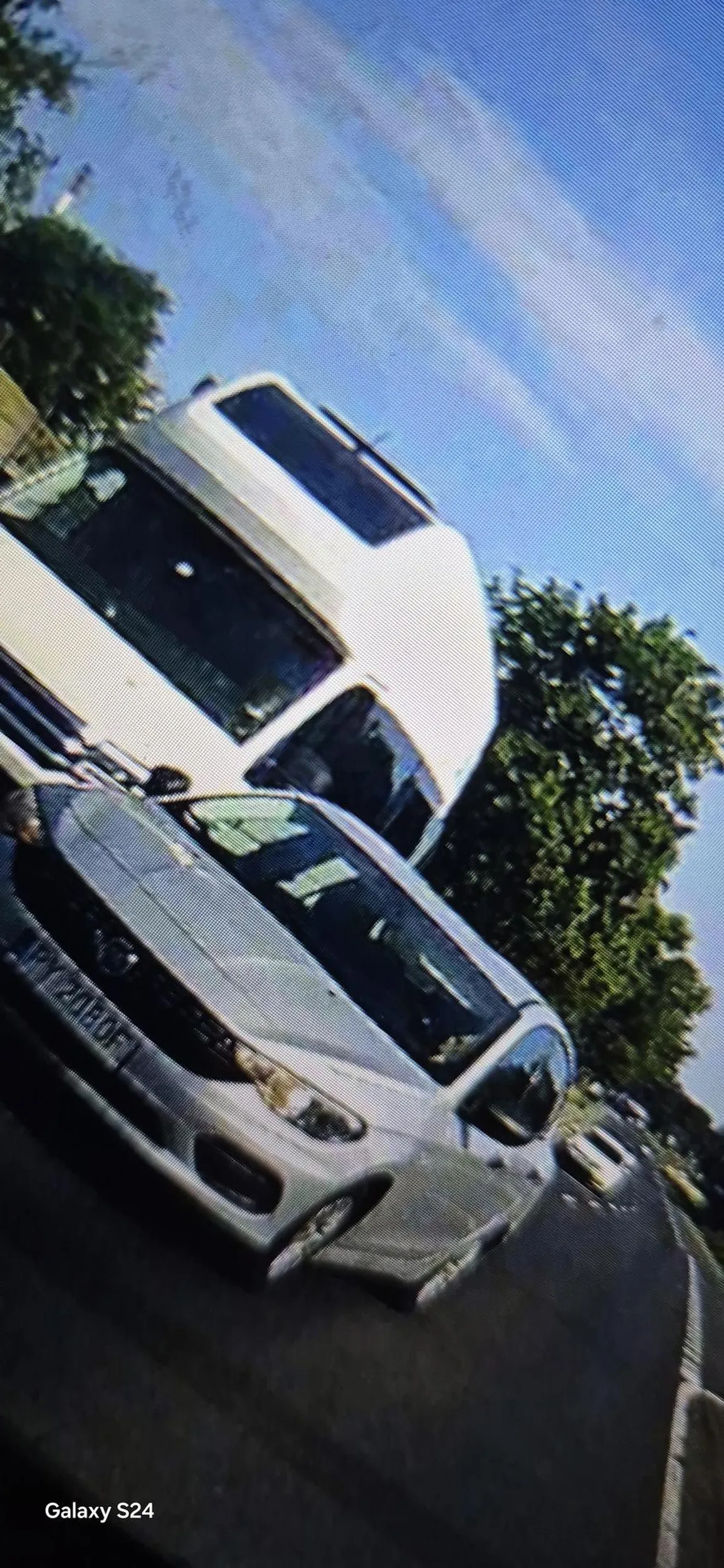 Pani wjechała na czołówkę, zpychając busa i równocześnie mnie, prawie doszło do kolizji, posiadam nagranie, prosze włączyć myślenie następnym razem. Nie pozdrawiam.