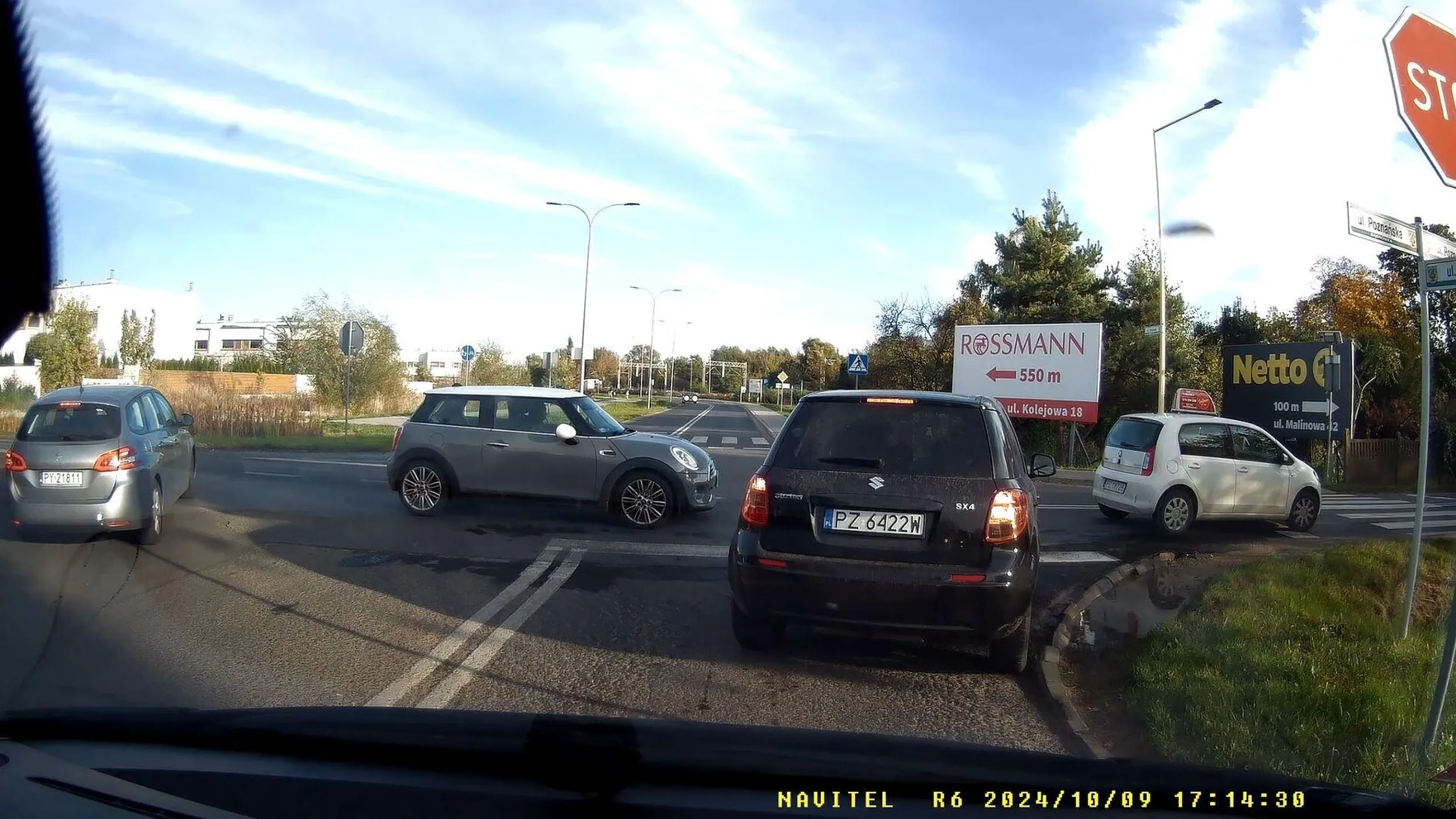 Przekracza podwójną ciągłą i jedzie ul. Malinową w Palędziu pod prąd aby skręcić w lewo.