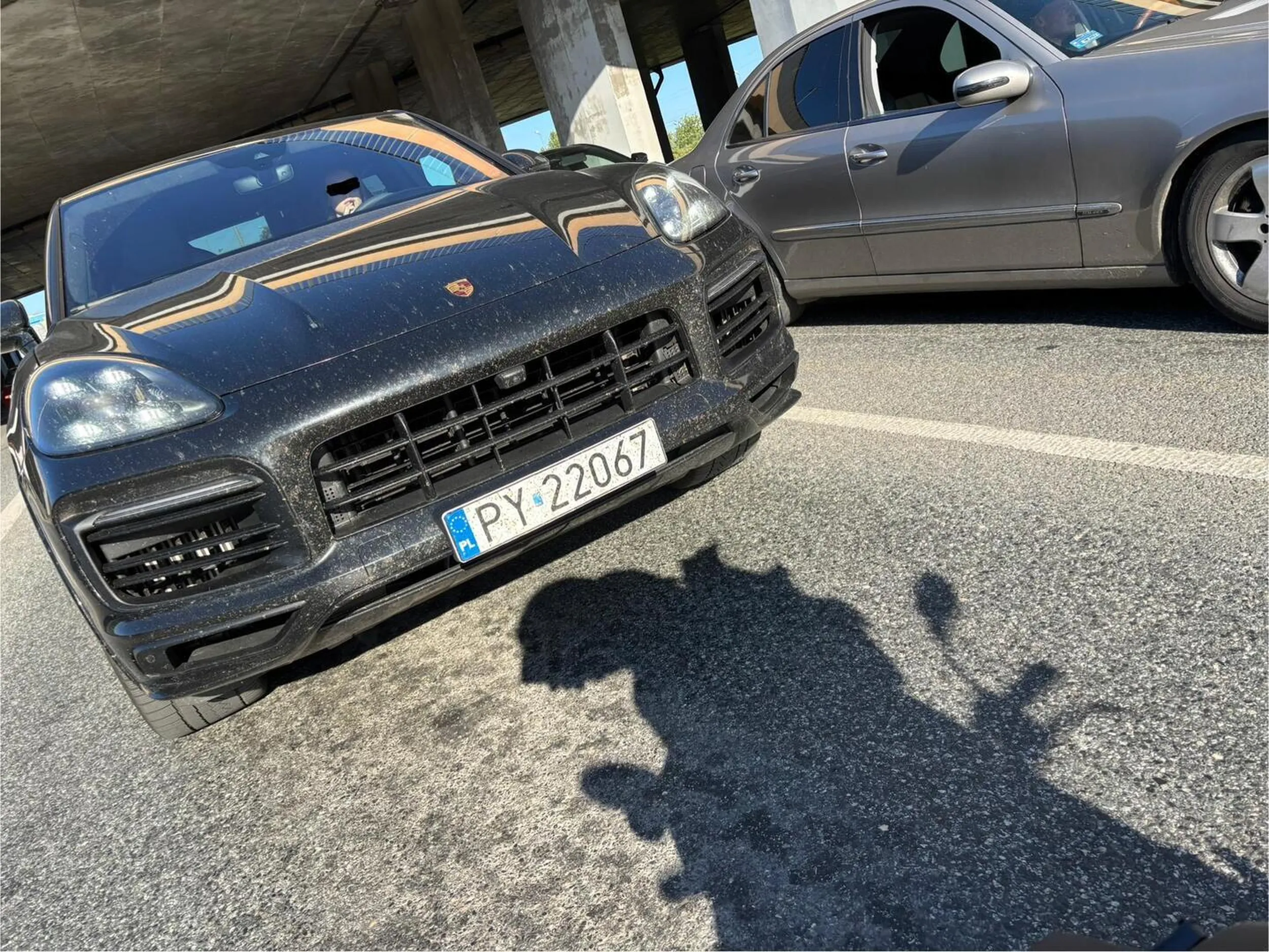 Uwaga- potencjalny morderca na drodze!!! Mlza kierownica młoda kobieta, która jeździ jak szalona na ulicy Poznańskiej w Warszawie. Dwukrotnie prawie mnie zabiła gdy spokojnie jechałem motocyklem. Nie patrzy w lusterka, nie używa kierunkowskazów i pozostaje niewzruszona na trąbienie. Zmienia pasy w sposób nielogiczny i stwarzający zagrożenie dla każdego wokół.