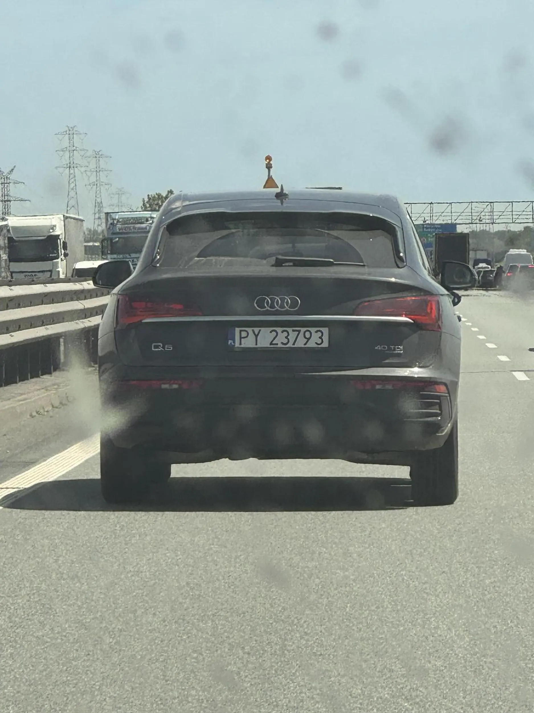 Gościu trąbi wyprzedzając - chyba sugeruje, że inny kierowca blokował lewy pas. Tak czy siak stwarza zamieszanie.