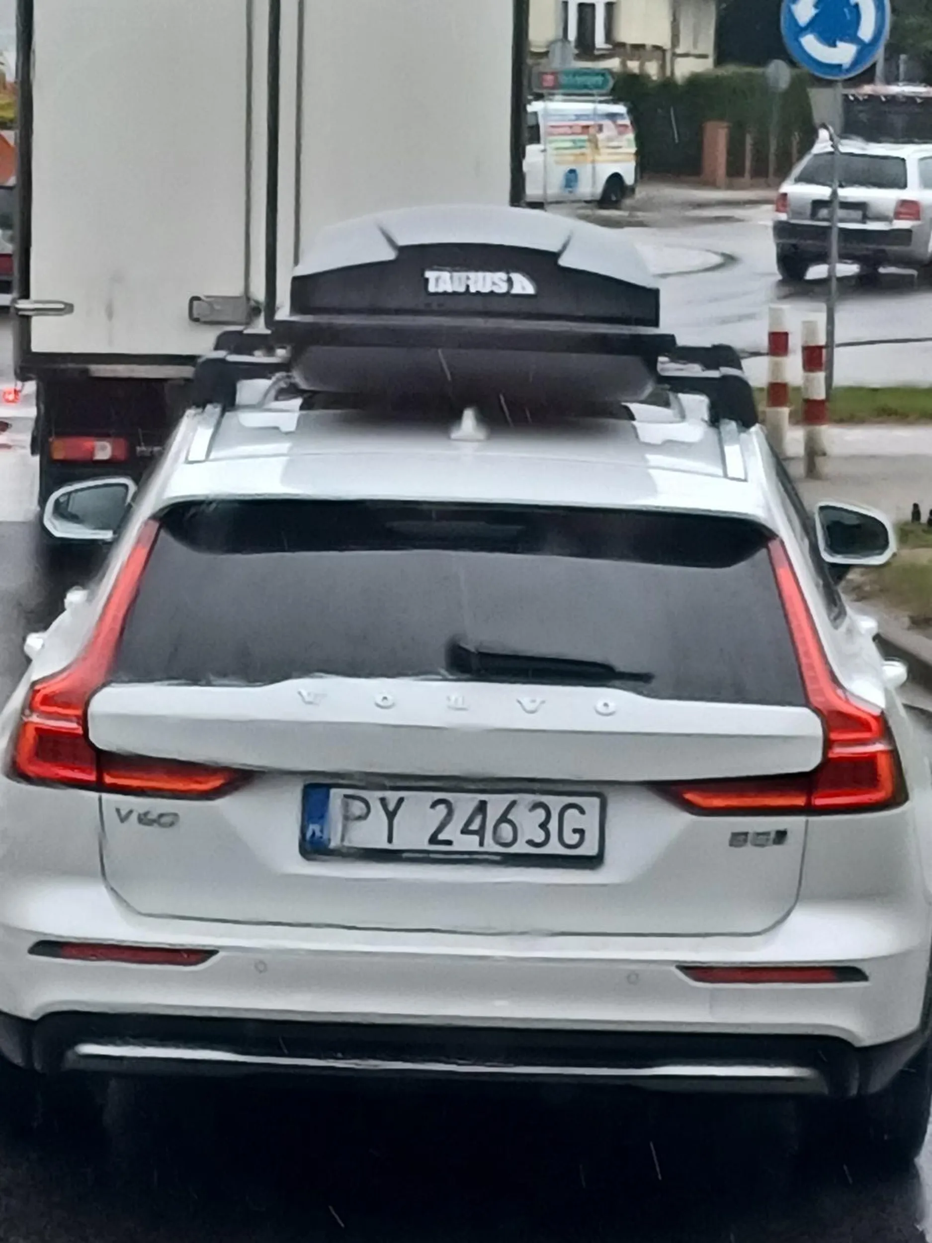 16.05.25 Droga na Miastko Gościu idzie na czołówkę z busem w pełnym deszczu, gdyby kierowcy solówki z prawego pasa i busa z lewego pasa nie zahamawali to by wklepał się w lewą stronę przodu ciężarówki lub co gorsza j*bnął by się czołowo z busem.