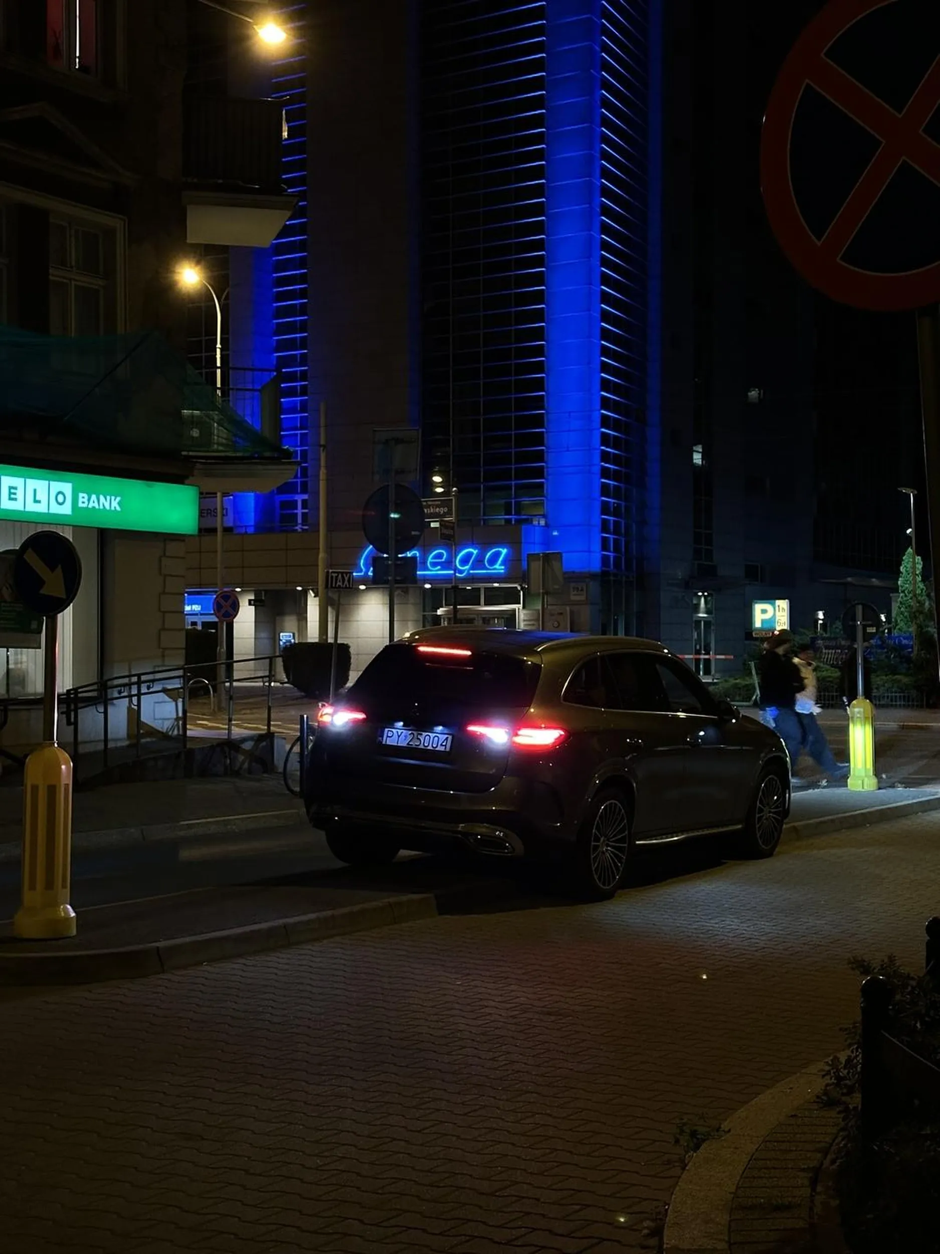 Nie pozdrawiam kierowcy, który z powodu braku miejsc w strefie parkowania, postanowił zostawić auto na wysepce ?