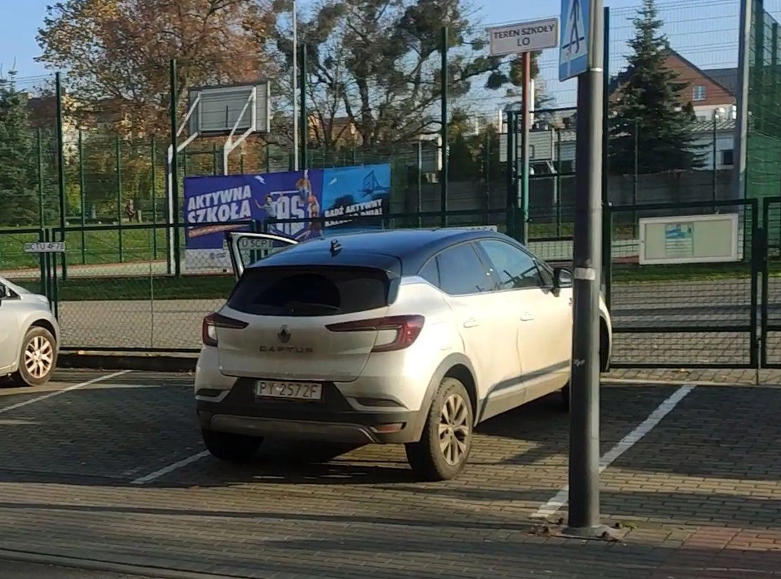 Blokuje moje podpisane miejsce pod pracą - na płocie wisi tabliczka z moim nr rej. a jeszcze wyżej znak TEREN SZKOŁY LO.