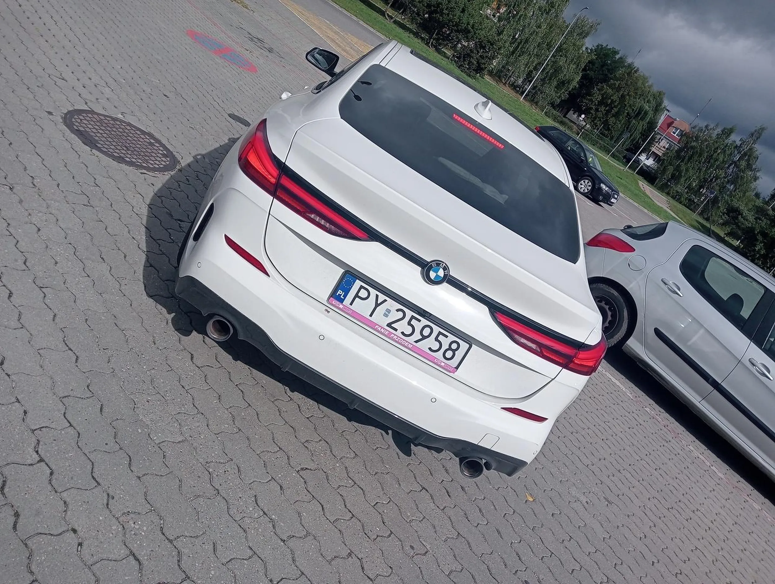 Blondynka z BMW wymusza pierwszeństwo rowerzyście myśląc że rowerzysta nie ma prawa uczestniczyć w ruchu drogowym, wymusza pierwszeństwo wmawia że to ktoś wymusza i o mało co nie rozjeżdża rowerzysty, a i do pani z BMW jak pani wyjeżdża z parkingu to pani obowiązkiem jest przepuścić każdego uczestnika ruchu drogowego a także rowerzystę jeżeli się zbliża