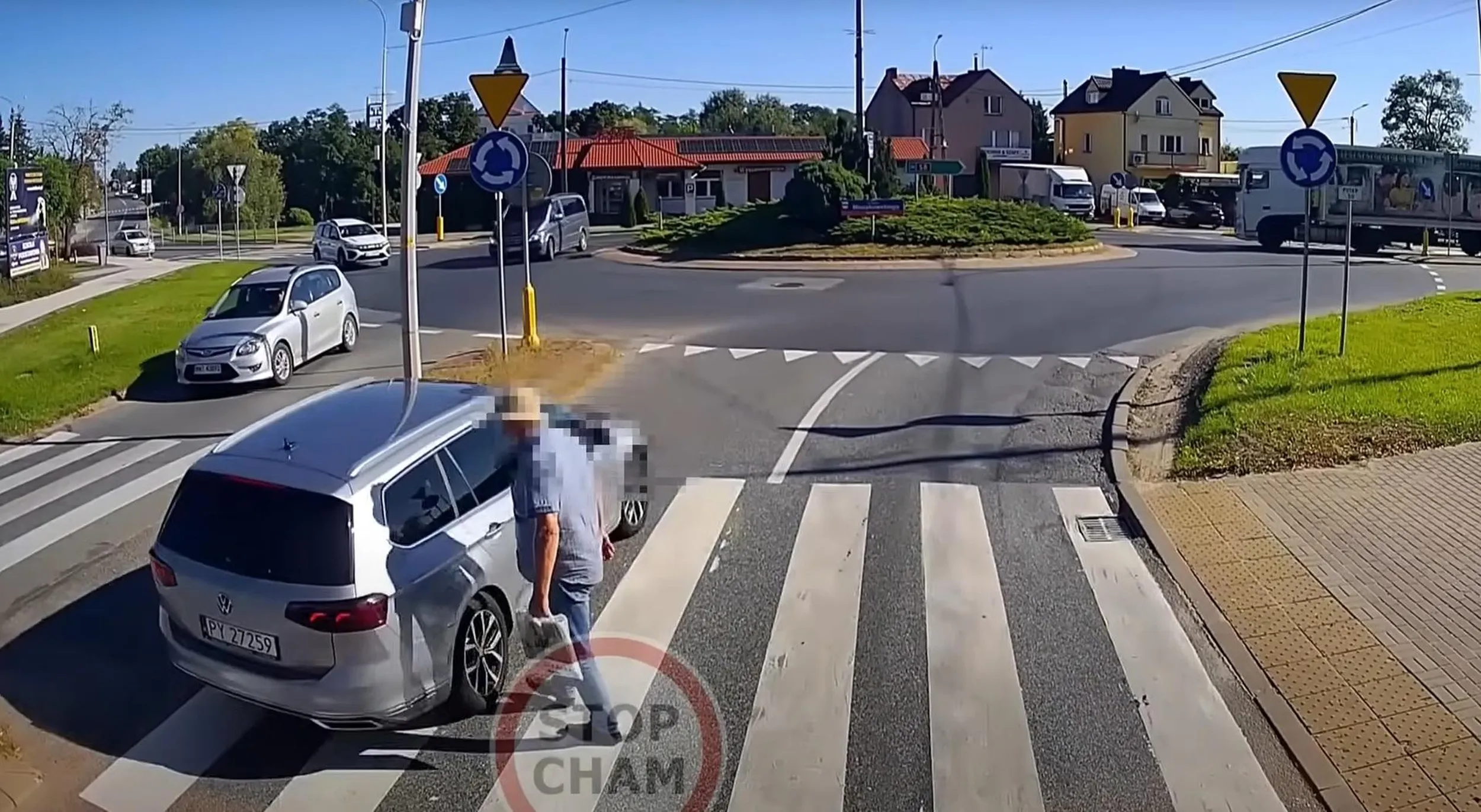 Bezmózgi cyk o mało nie potrącił starszego mężczyzny.