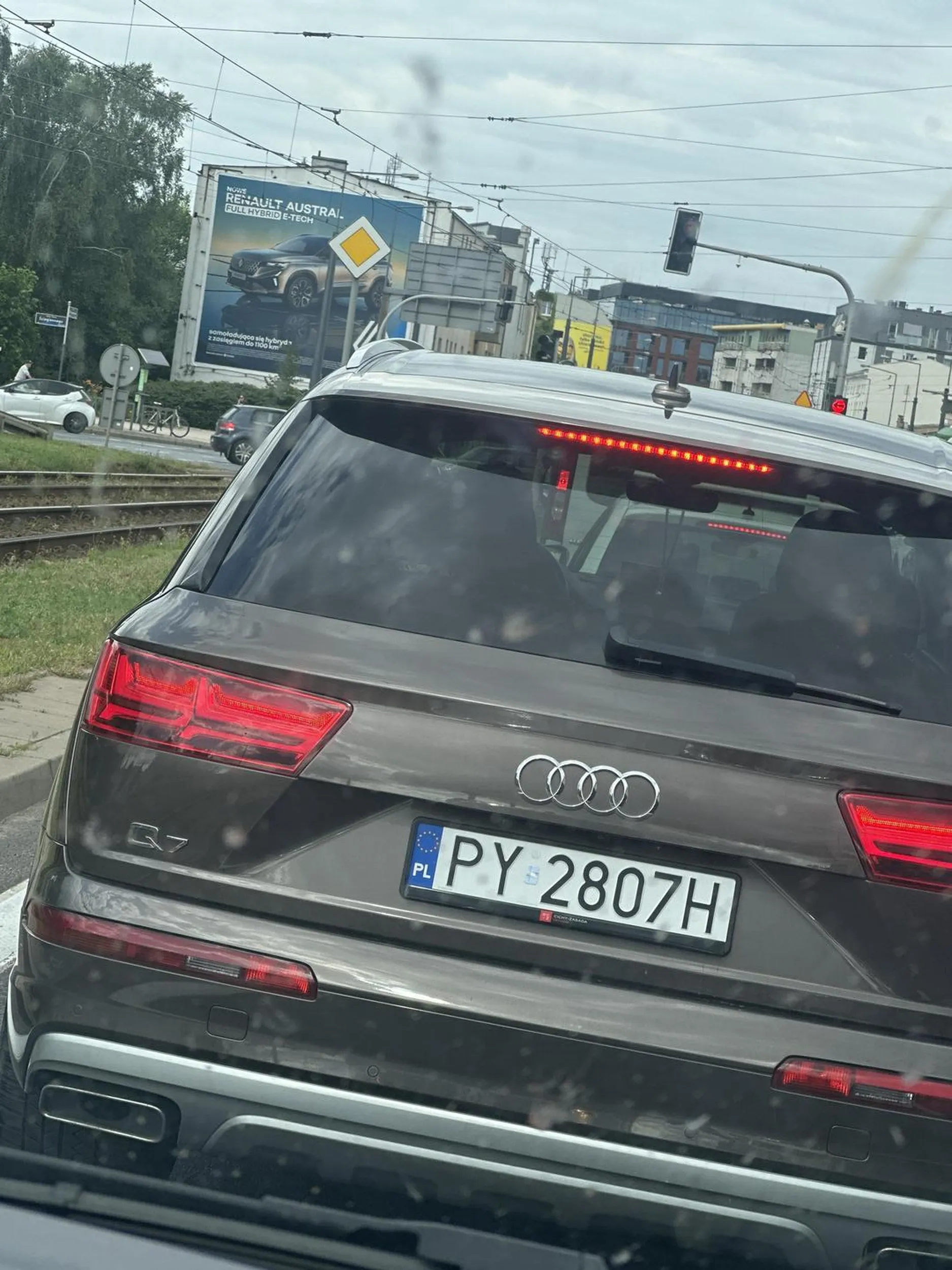 Stoi w korku i wyrzuca śmieci przez okno, ale zapomniał o jednym bo nadal siedzi w aucie.