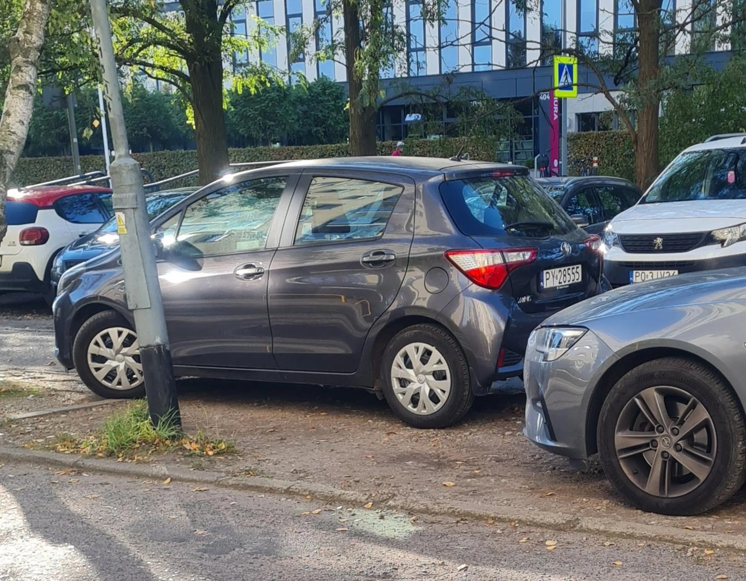 Zabieraj to pudło bo pół przejazdu blokuje (osiedle Dębina Poznań) I nie wracaj.