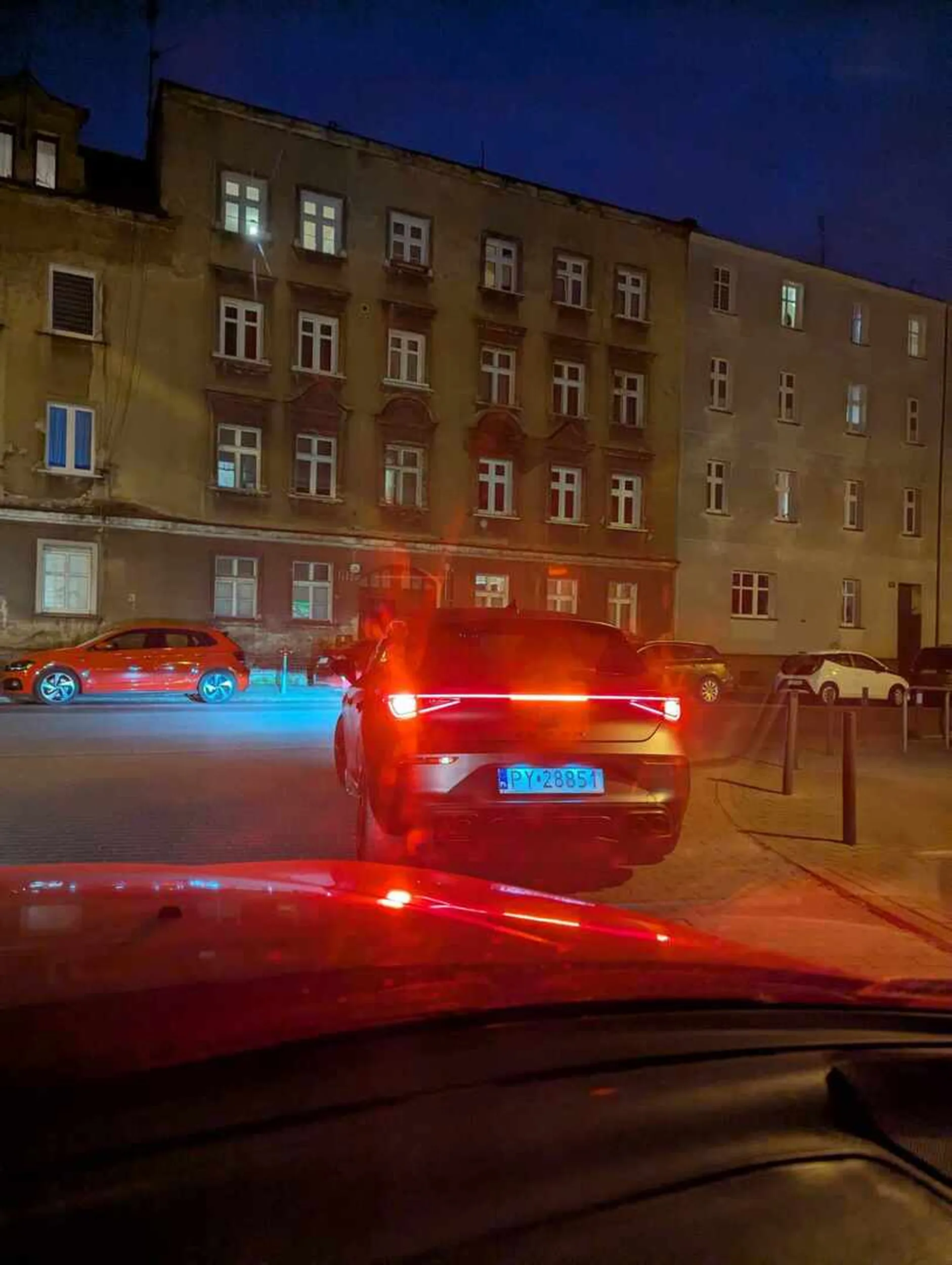 Parkuje gdzie popadnie, nie przeszkadza mu stanąć na środku skrzyżowania.