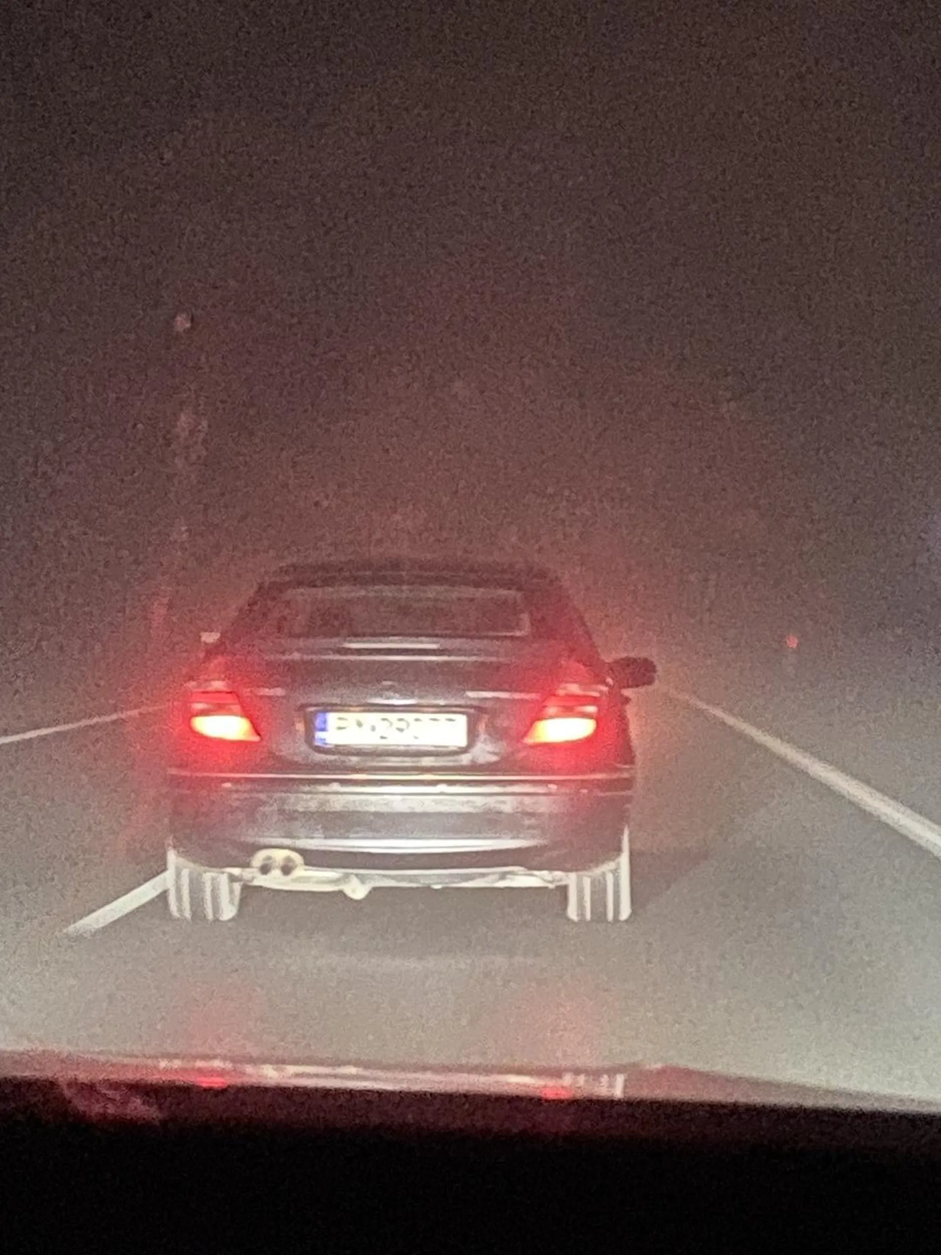 Pan kierowca jechał nieprzepisowo i wlekł się prawym pasem, dodatkowo przewoził brud i złom które ubrudziło moje kochane autko