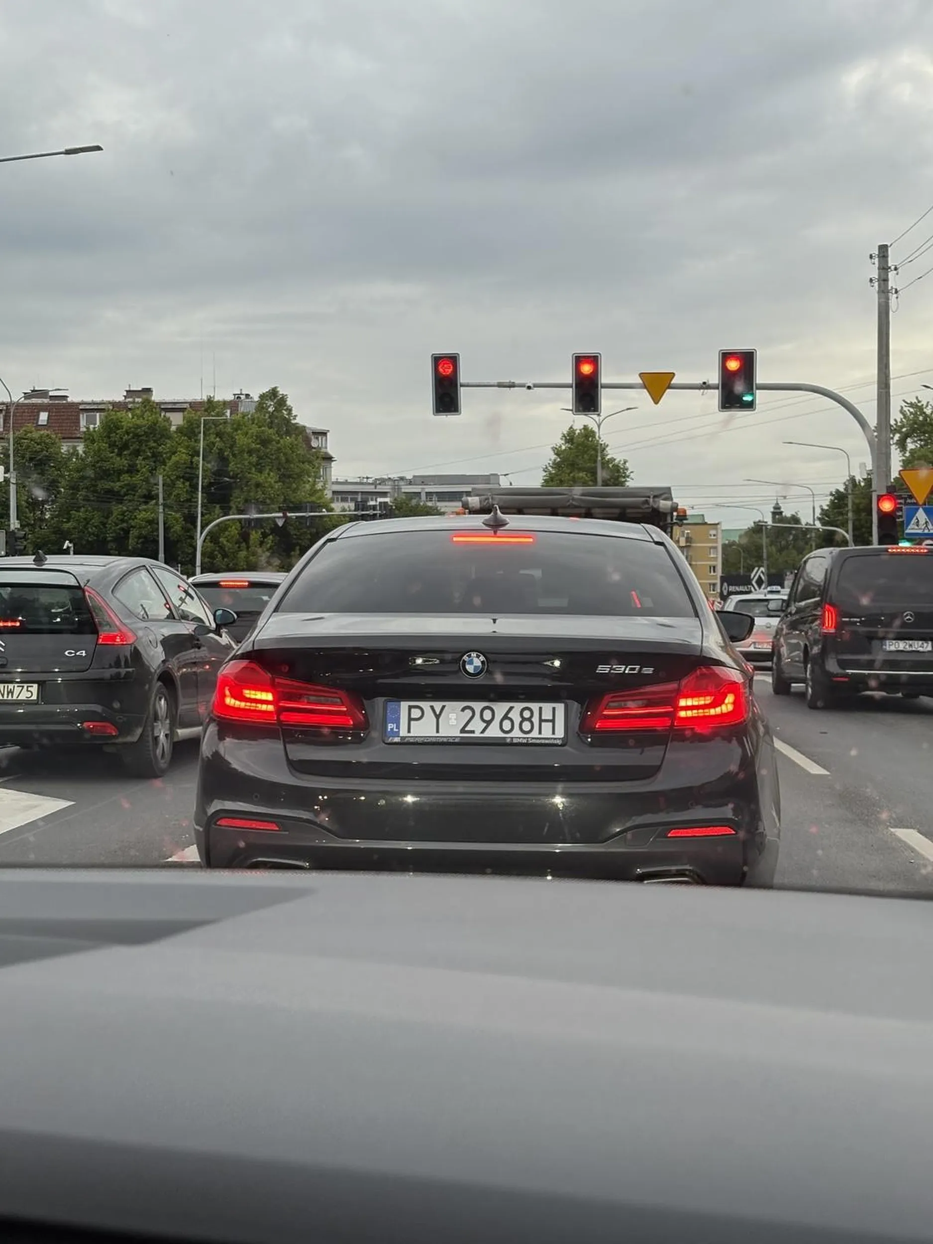 Szeryf bus pasa i wyprzedza na przejściu dla pieszych.