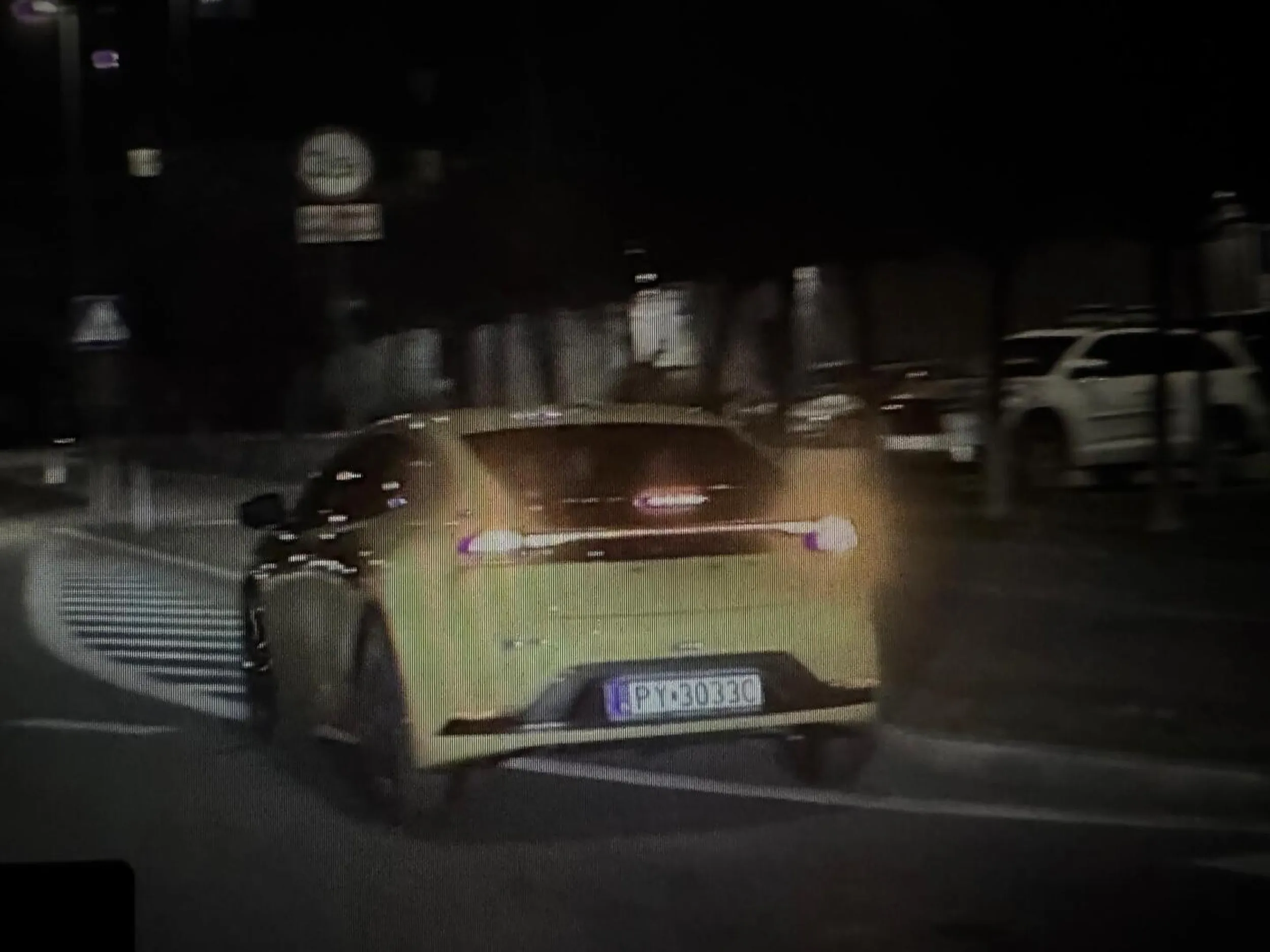 Najpierw ledwo umie rozpędzić samochód do 30km/h (teren zabudowany), a po tym jak go wyprzedziłem w miejscu do tego wyznaczonym zaczął mi migać i mnie gonić. Jak go na rondzie dogoniłem to zjechał na pas wyłączony z ruchu i coś tam stękał z wulgaryzmami XD Dziadek, na testy sprawnościowe i przede wszystkim psychologiczne bo jedyny pojazd jakim powinieneś się poruszać to autobus komunikacji miejskiej i pociąg.