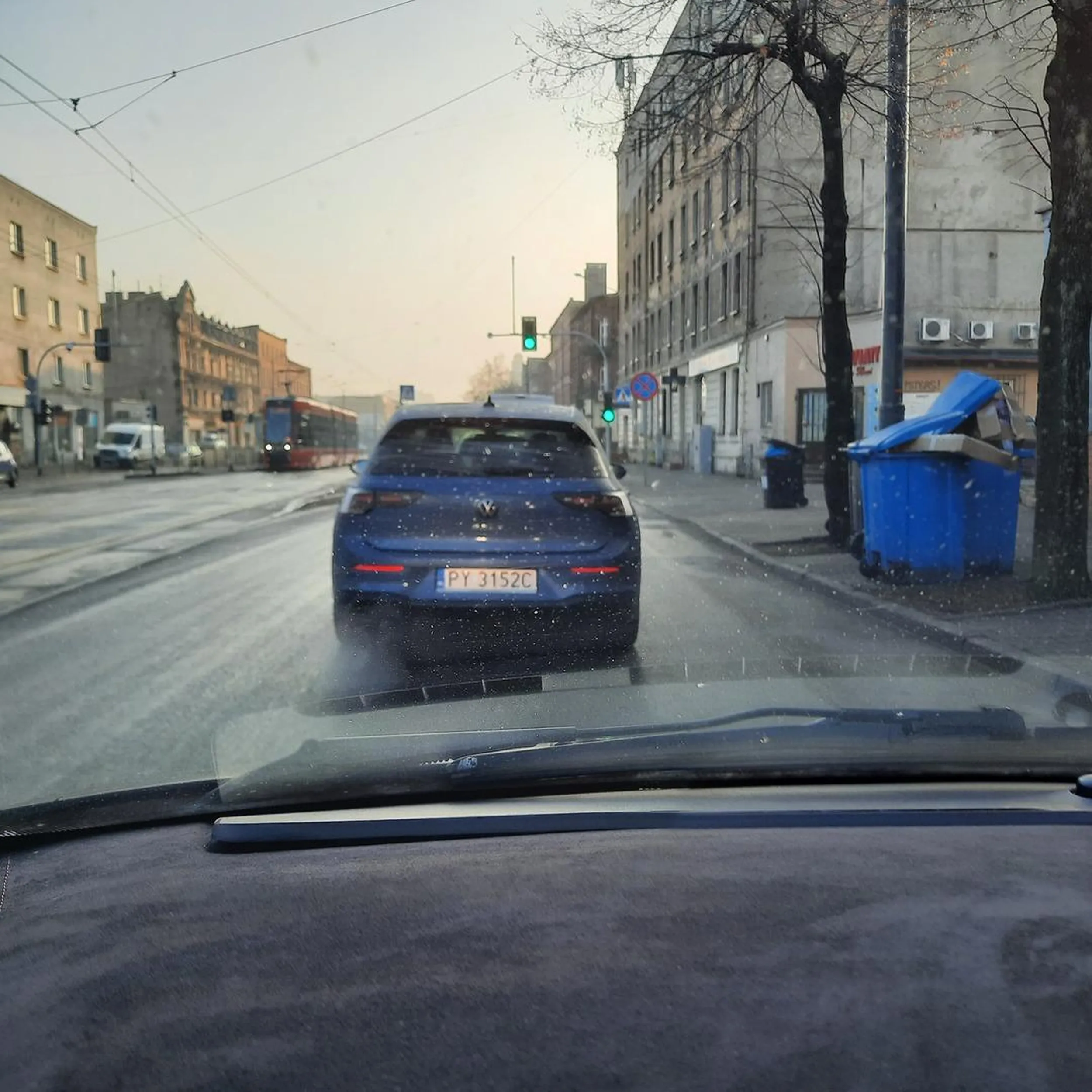 Katowice około godz. 07:36 skrzyżowanie ul.Warszawska z Damrota na światłach jazda z lewo skrętu na wprost,  wymuszenie pierwszeństwa spychanie oraz zmuszenie do hamowania , jazda po torowisku tramwajowym. Tłumaczenie kierowcy : pomyliłem się jak mam problem mam zjechać... zwykły bandytyzm ze strony kierującego golfem , pseudo policjo  weźście się za robotę w końcu...