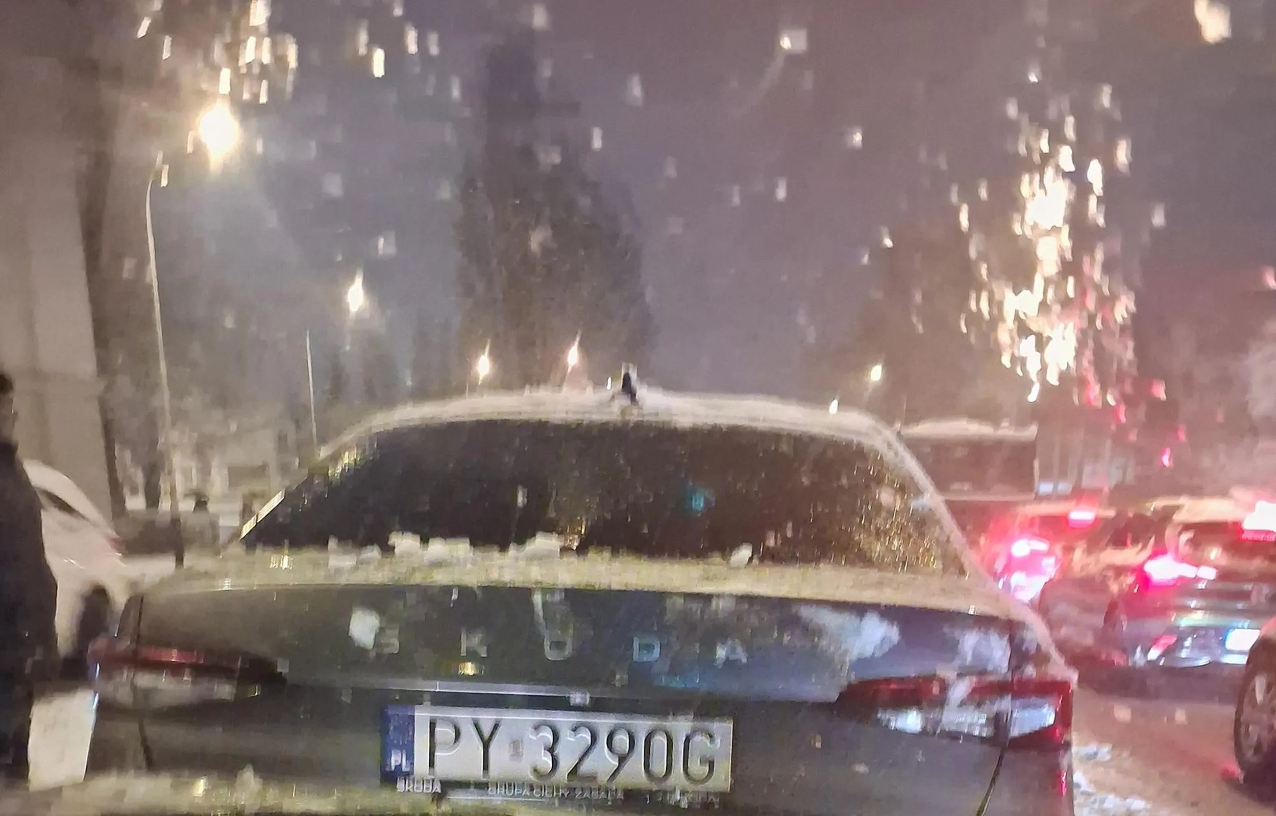 Niestety stłuczka, duże oblodzenie, mężczyzna agresywny i wulgarny wobec innych uczestników wypadku,   wymusza poczucie winy mówiąc iż zrujnowano mu święta, wyzywa innych, rzuca się.