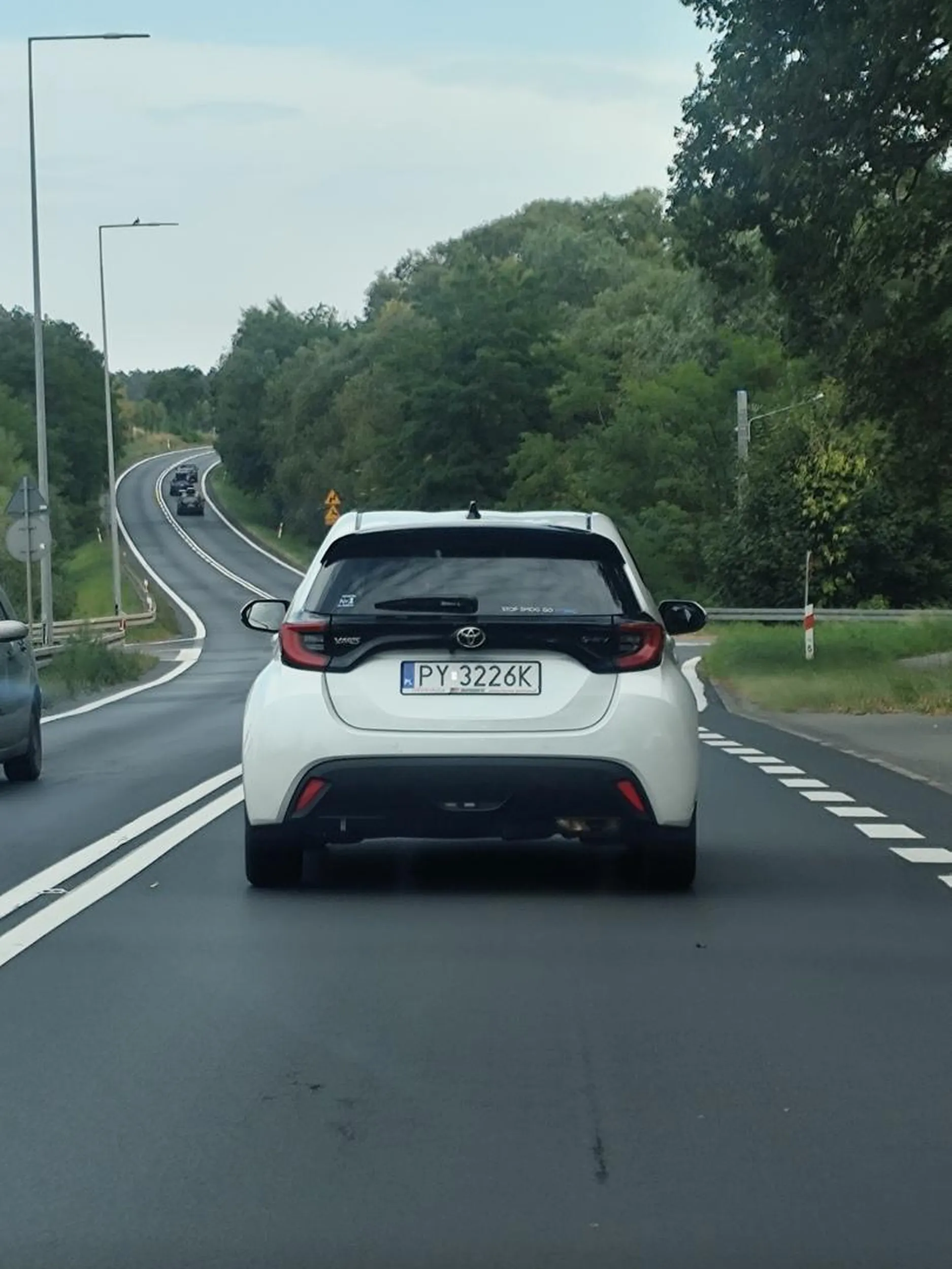 Błagam Cię kobieto, naucz się przepisów drogowych, dopiero wsiadaj za kierownicę. Fatalny kierowca, dla własnego bezpieczeństwa, proszę trzymać duży dystans za samochodem