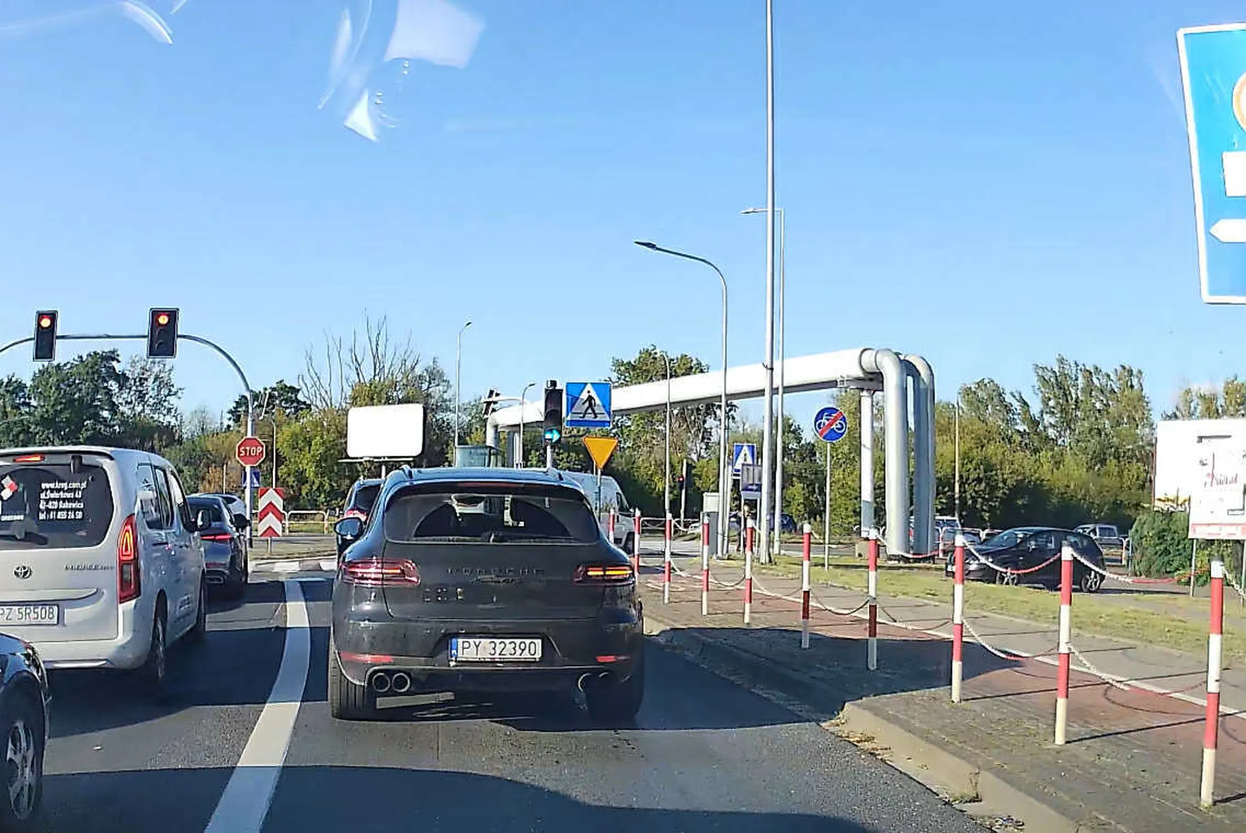 Kretyn nie potrafi jeździć, wpycha się na chama. Po zatrąbieniu rura mu twardnieje i bawi się w szeryfa - hamuje żeby w niego wjechać. Mózg sobie kup cwaniaku zamiast fury