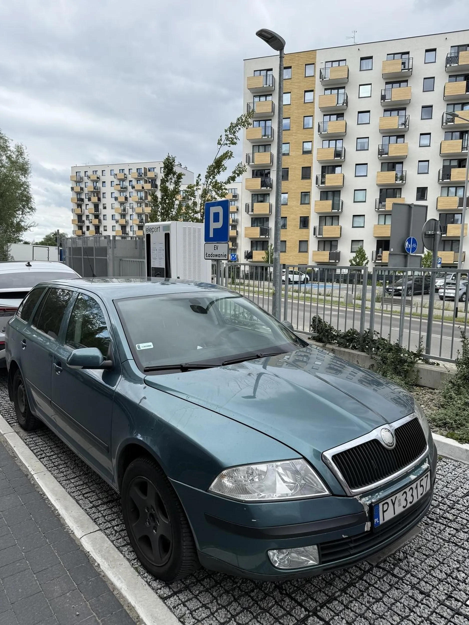 Ameba umysłowa parkuje w niedozwolonym miejscu na 2 dni!