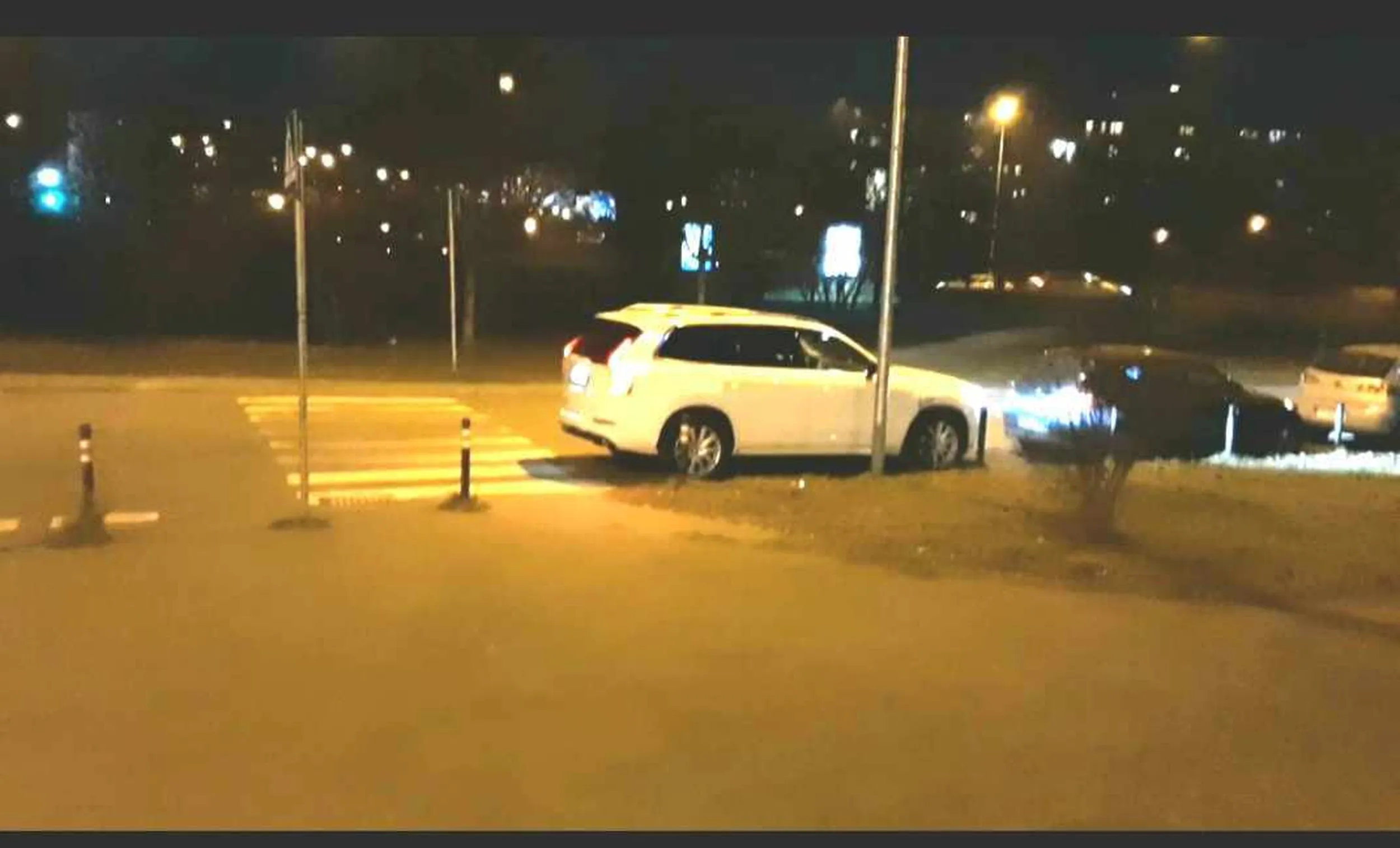 Parkowanie zero metrów od przejścia. Na zwrócenie uwagi, że zza jego samochodu nie widać wchodzących pieszych pan brunet odpowiedział: "to wezwij służby", próbując jeszcze w jakiś pokrętny sposób wytłumaczyć mi różnicę pomiędzy zatrzymaniem, a parkowaniem. To była jego decyzja - nie wynikająca z warunków ruchu, że stanął tam i czekał na kogoś w samochodzie, a nie pojechał dalej. Bo mógł jechać dalej. Jestem przerażony takim poziomem wiedzy  i/lub podejściem. Co innego utrudnianie ruchu, ale to jest stwarzanie zagrożenia dla pieszych. Mam nadzieję, że jeszcze najesz się wstydu za to.