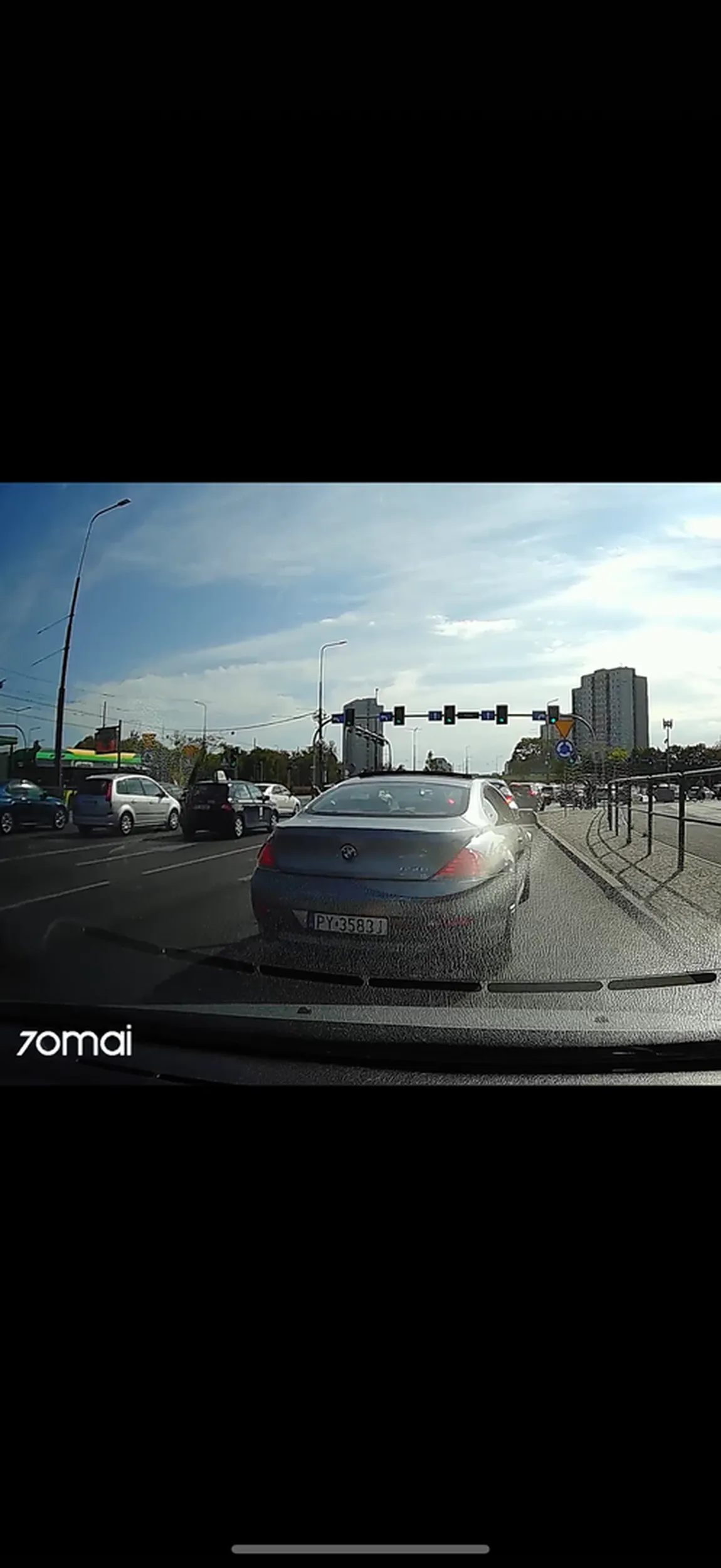 Jeden wielki burak, myśli że jeździ bmka to wszystko mu wolno. Po wymuszeniu i wjechaniu mi pod maskę, serdecznie pozdrowił środkowym palcem po czym zaczął jechać 100km/h w mieście, przecinając podwójną ciągłą i gazując, żeby pokazać „kto tu rządzi”. Świetnie zachowanie ;)