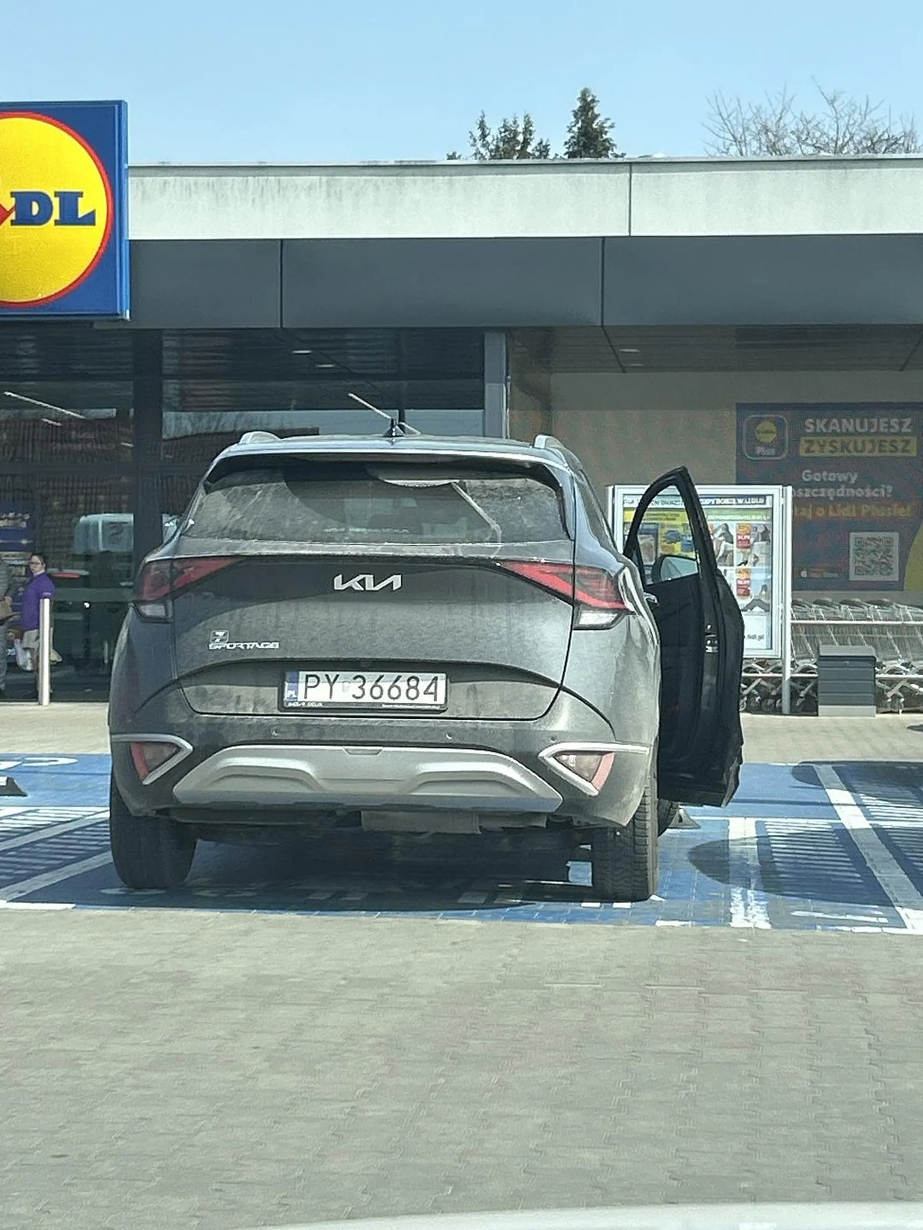 Parkuje dla miejscu dla rodzin z dziećmi burak prostak cham