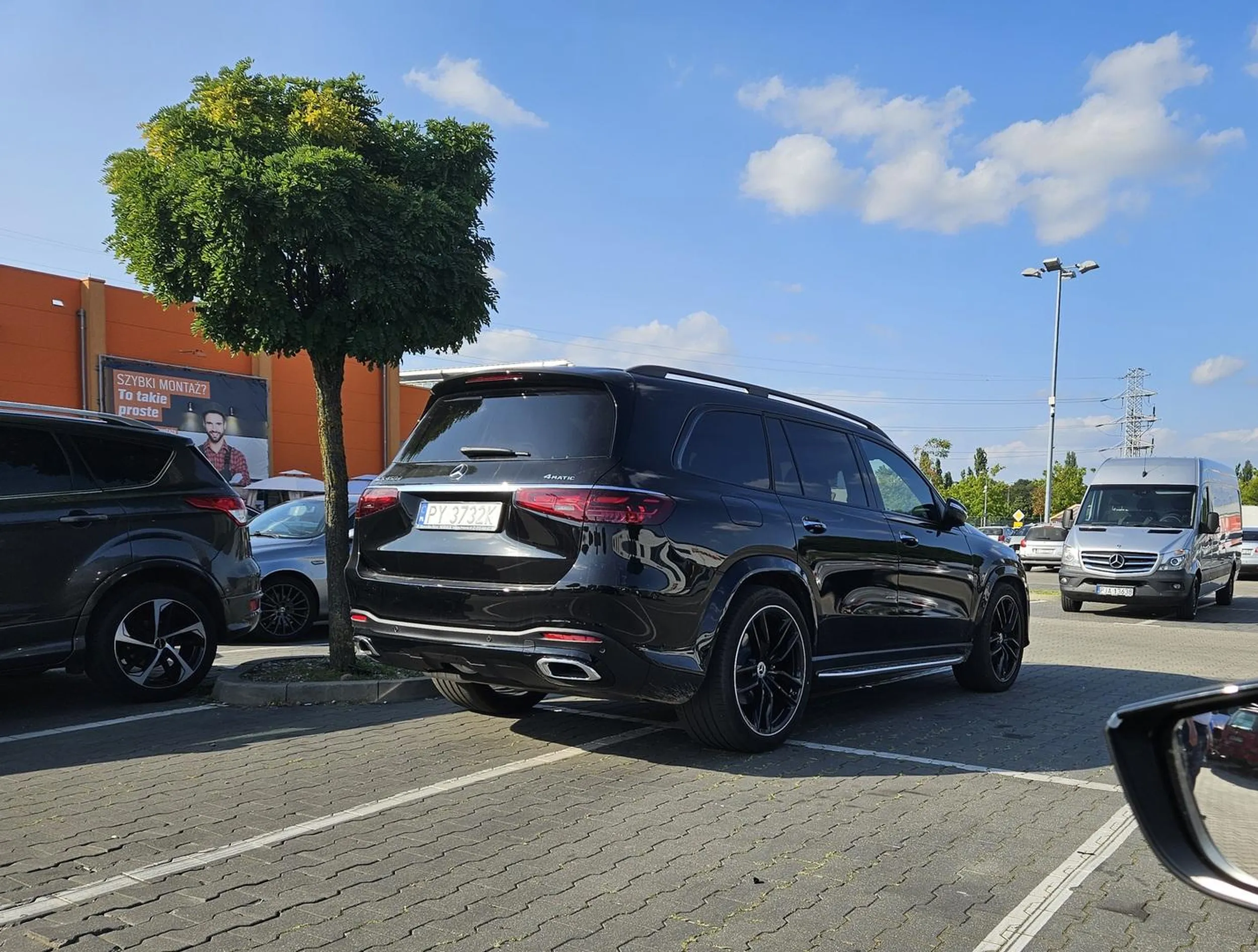 Przed OBI Franowo... szaraki parkują na 1 miejscu parkingowym, buraki zajmują cztery miejsca...