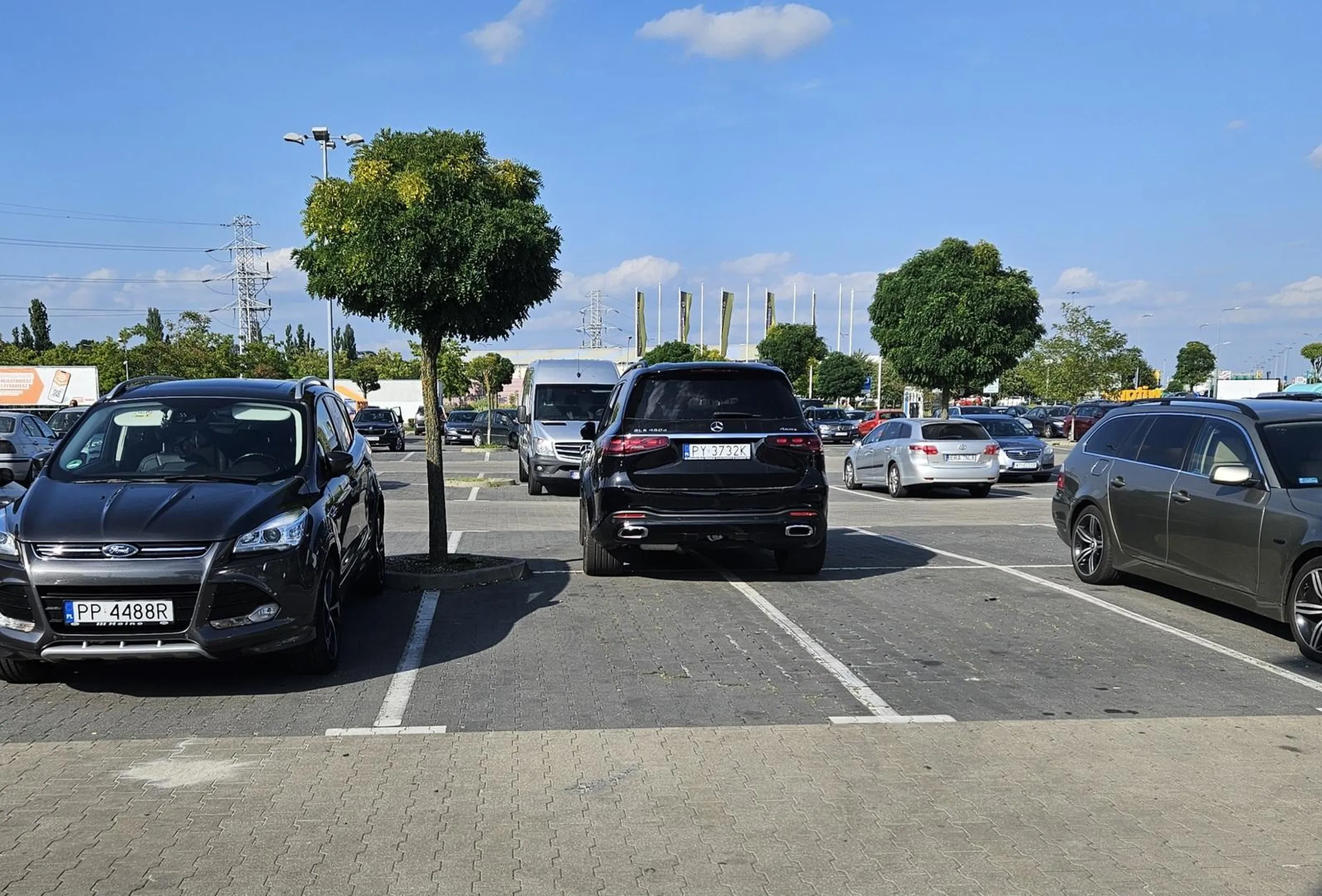 Przed OBI Franowo... szaraki parkują na 1 miejscu parkingowym, buraki zajmują cztery miejsca...