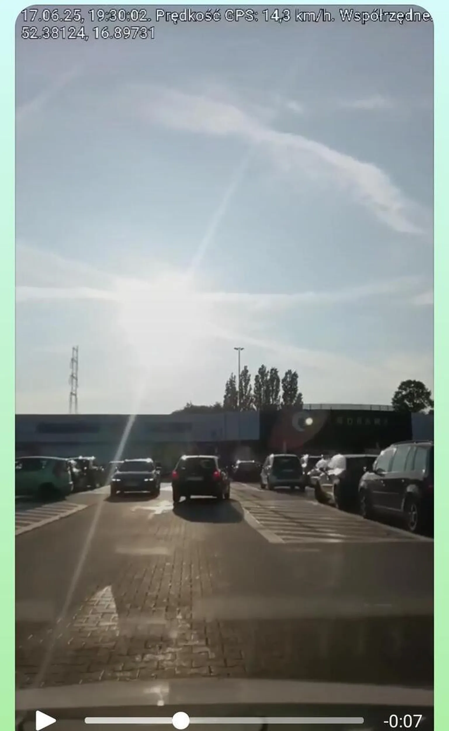 Centrum Panorama w Poznaniu. Kierowca BMW zamiast objechać parking w celu wyjazdu z niego - wjechał pod prąd. Nie pozdrawiam.