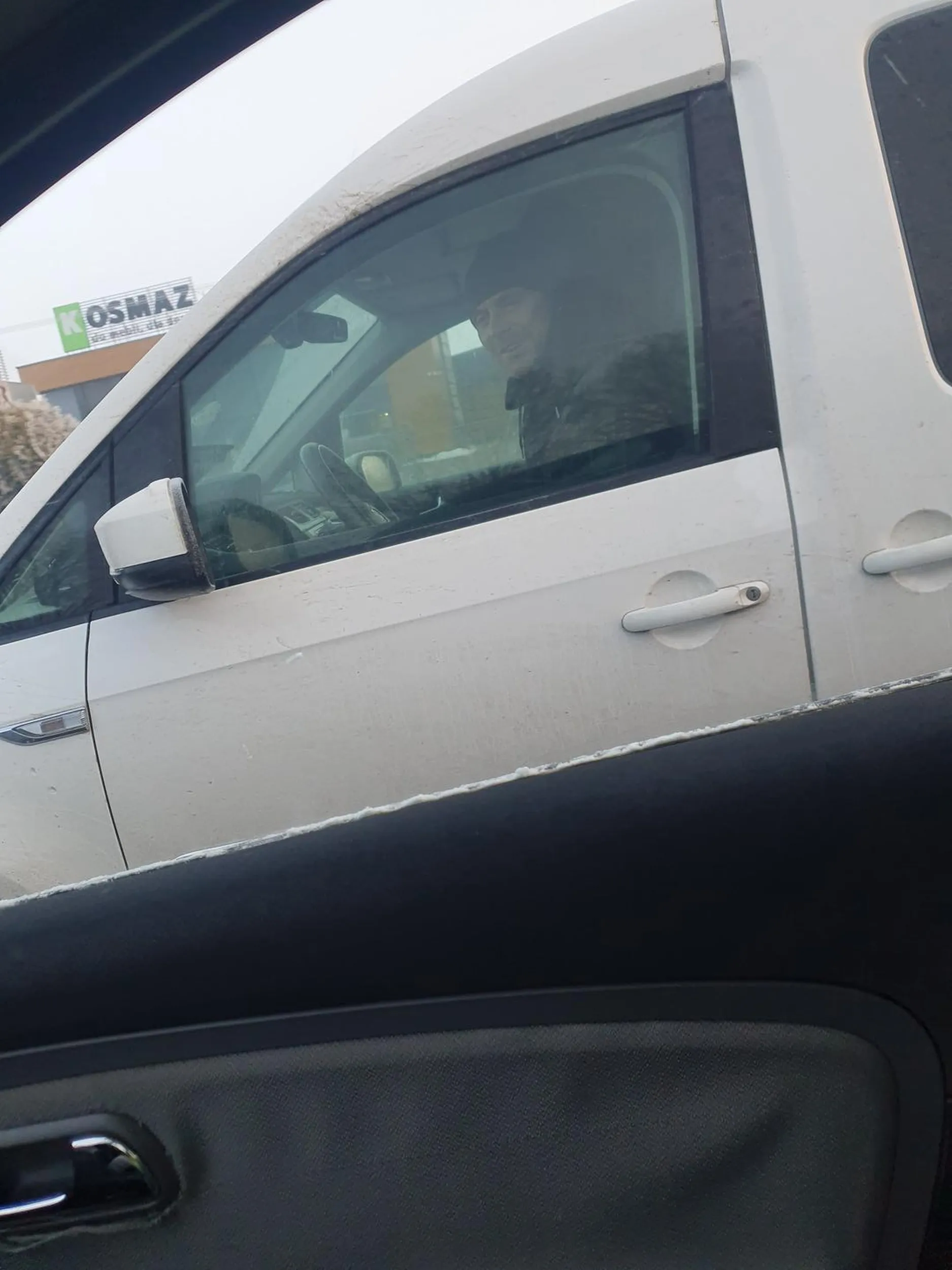 Typ wali dlugimi zajezdza droge grozi mysli ze jest niewiadomo kim