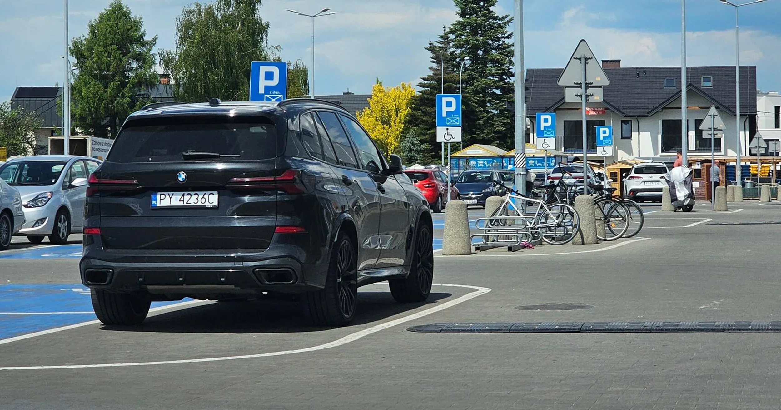 nie chce się doopska ruszyć 10 metrów, więc zamiast w wyznaczonych miejscach parkuje na obszarze wyłączonym z ruchu, blokując tylko widoczność