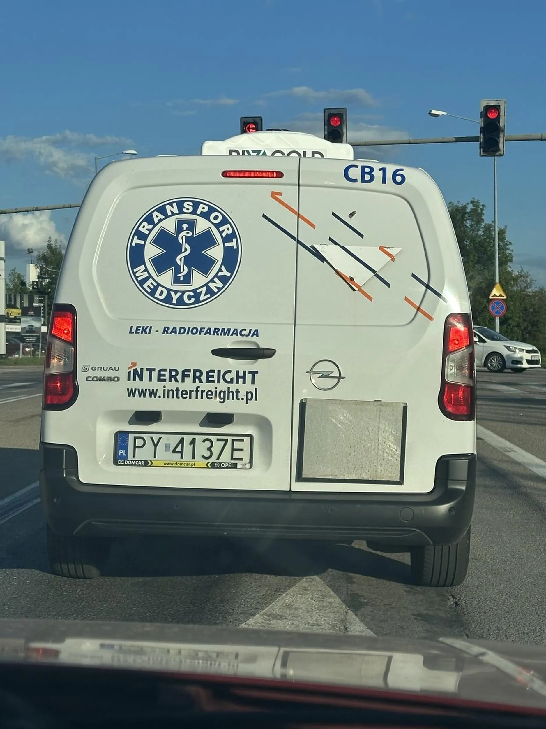 Kierowca z samochodu o tej rejestracji , moim zdaniem nie powinien mieć prawa jazdy , mija samochody zajeżdża drogę i hamuje.. oraz nie używa kierunkowskazów i śmieje się prosto w twarz insynuując , że zrobił to celowo..