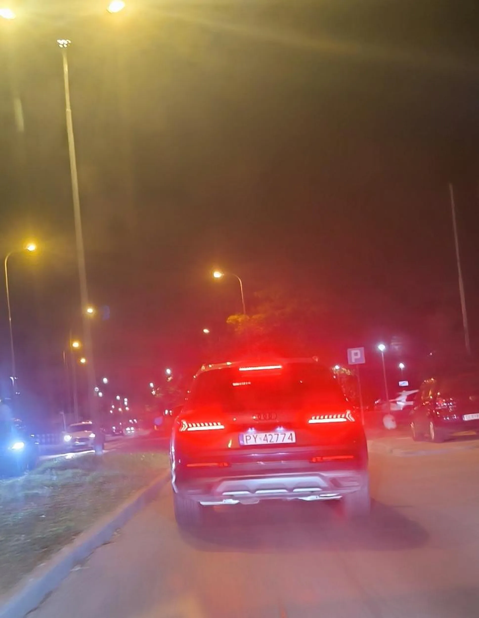 Pędzi 120km/h przy ograniczeniu na 50km/h. O włos nie wbił mi się w tył samochodu, pogania innych, wyprzedza przy podwójnej ciągłej. Zwykły cham i prostak. Pewnie standardowo piąte zero to za kierownicą.